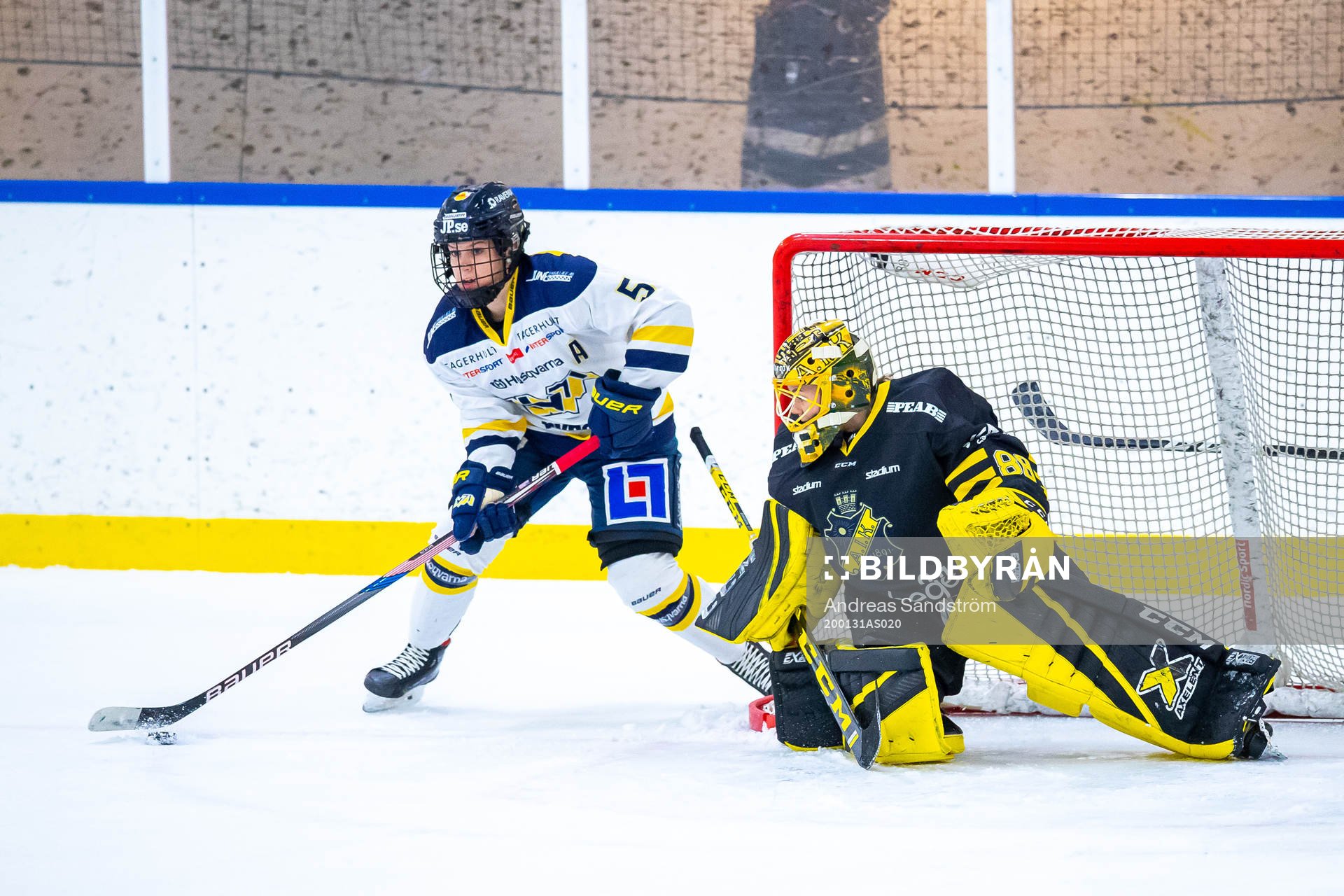 s Sidney Morin och AIK:s målvakt Sabina Eriksson
