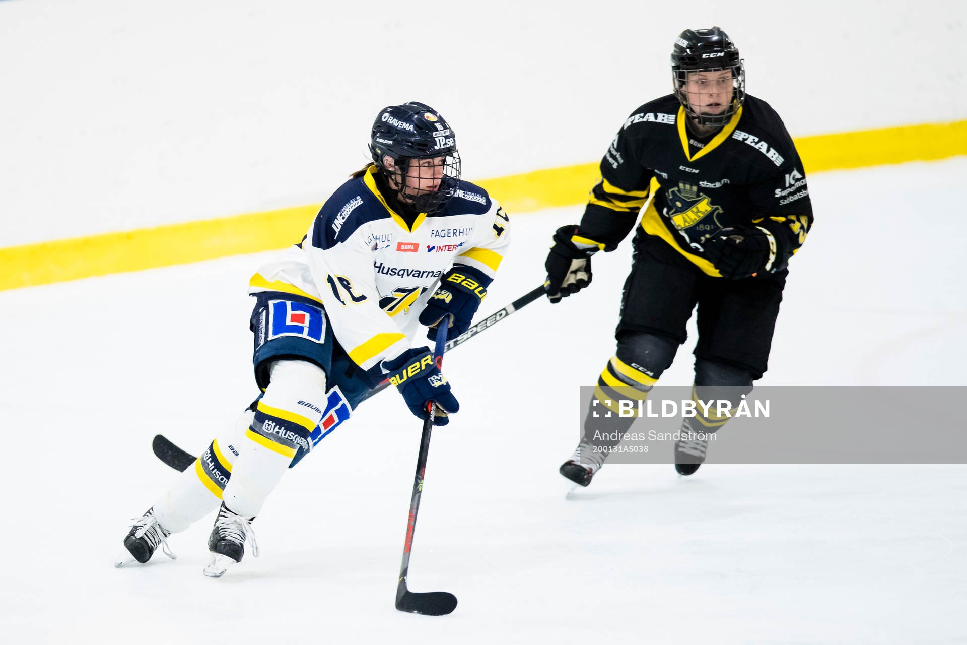 s Julia Tylke med puck