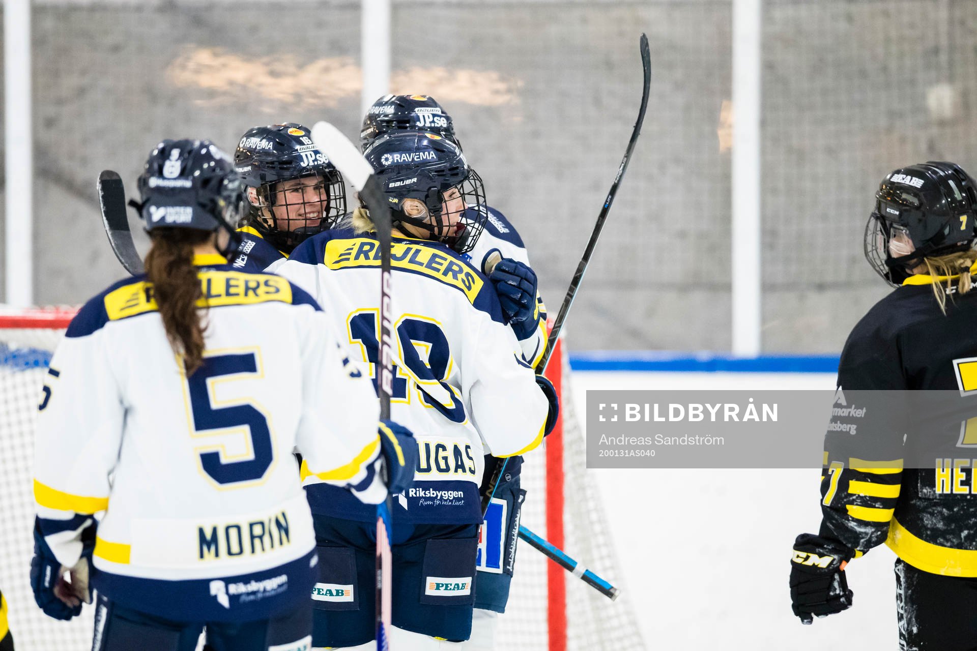 s Julia Tylke gör 0-6 och jublar med lagkamrater