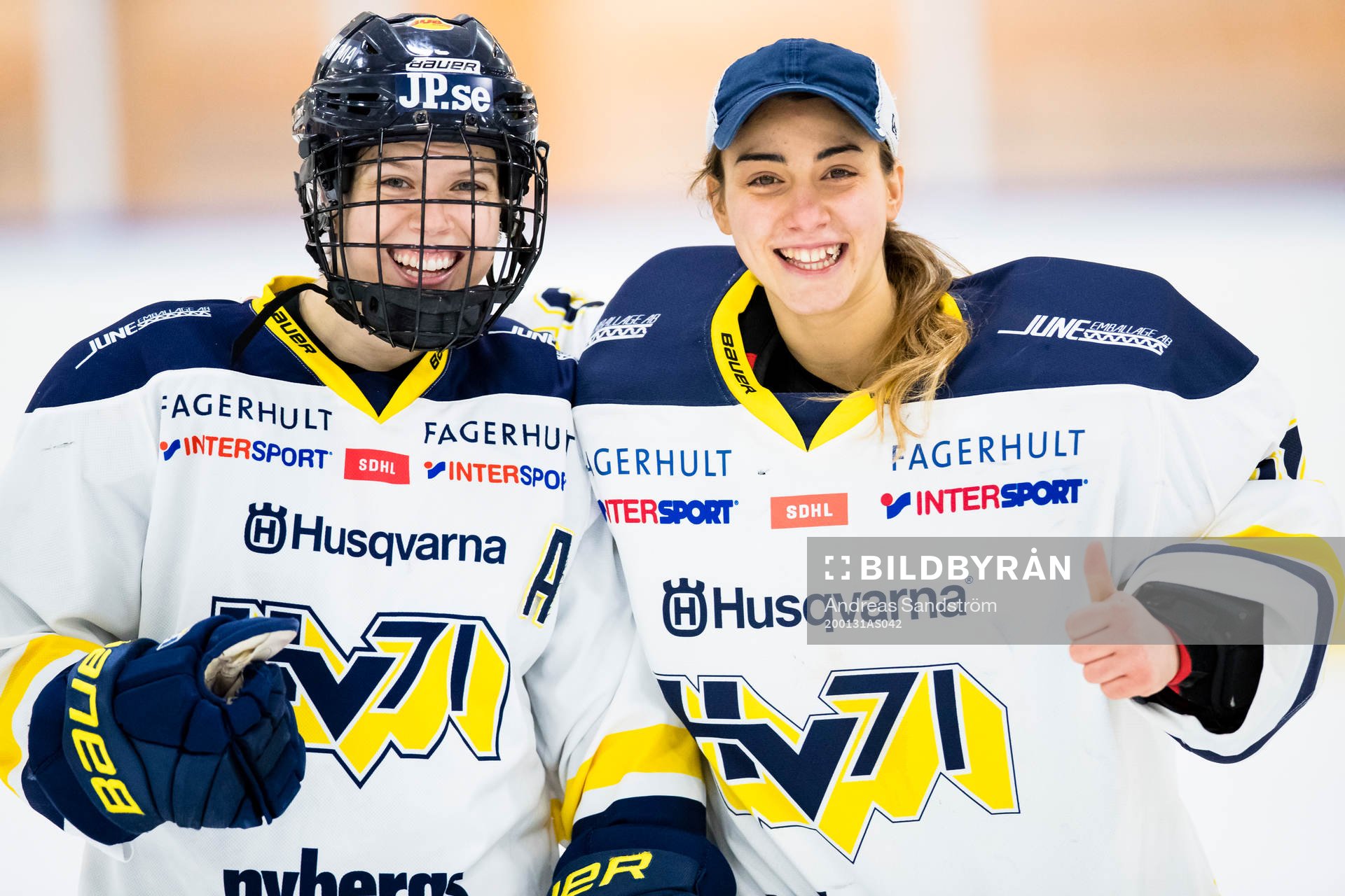 s Sidney Morin och målvakt Alba Gonzalo ser glada ut