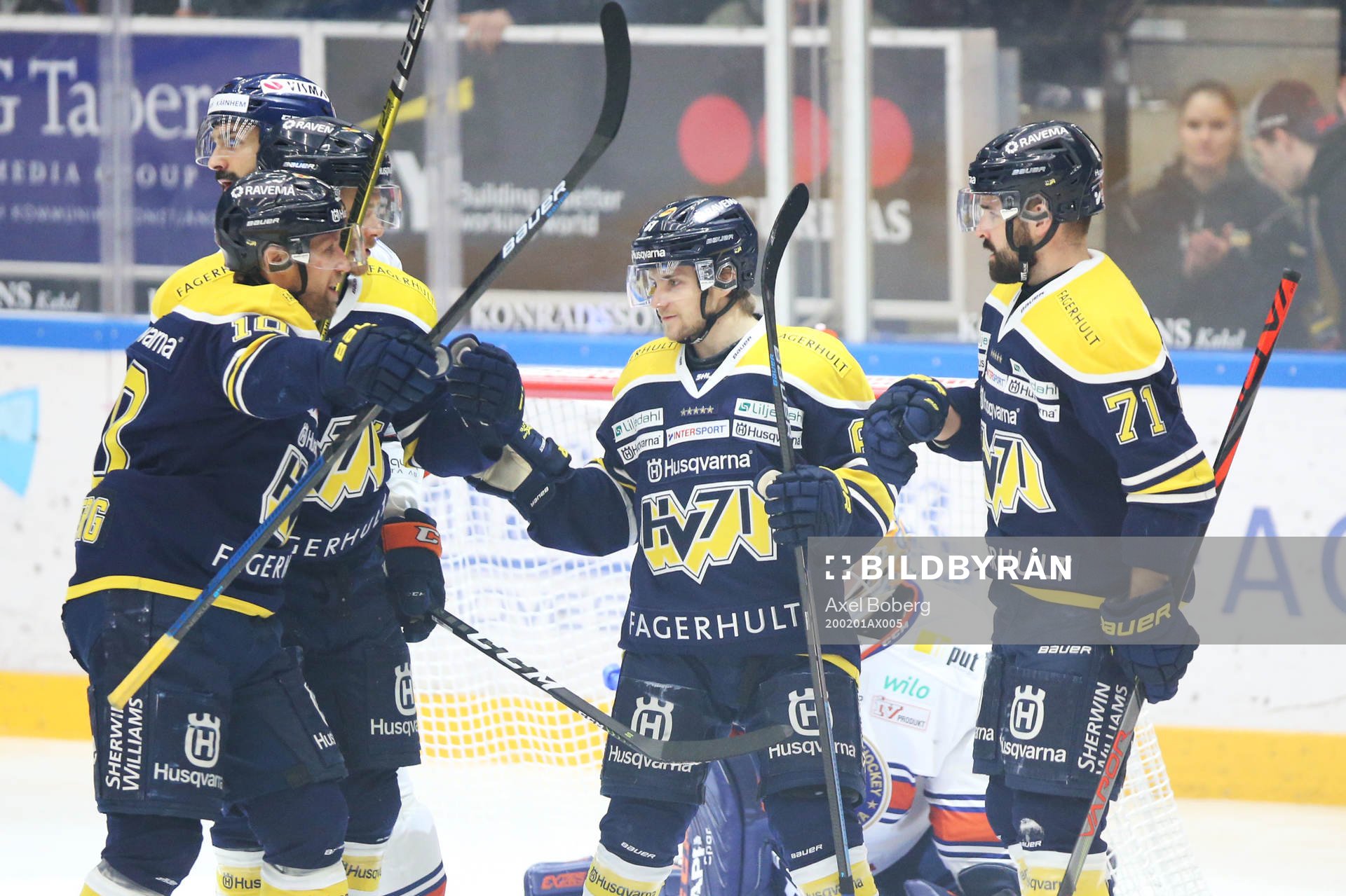 s Martin Thörnberg jublar med Juuso Ikonen och Linus