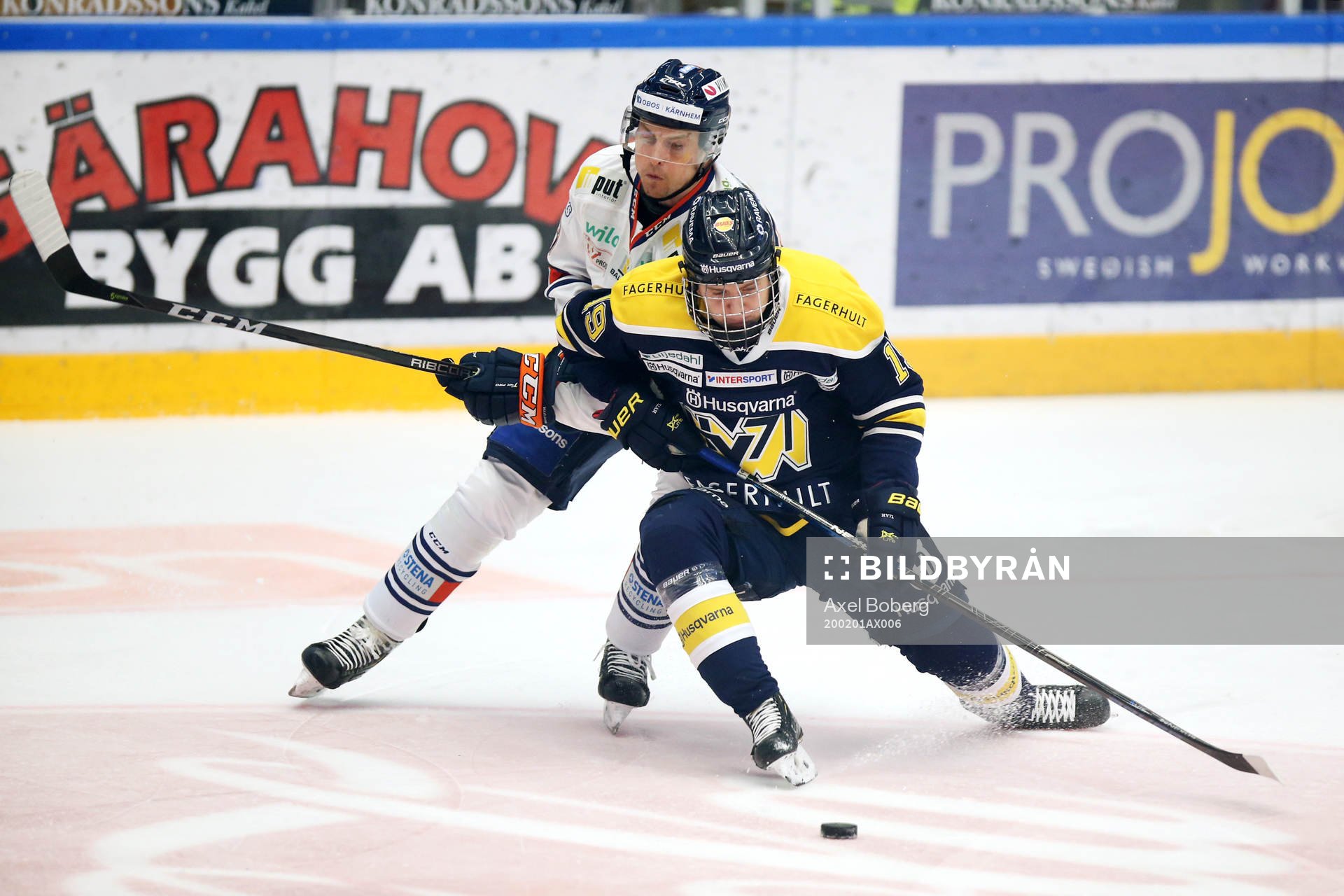s Emil Andrae i kamp om pucken