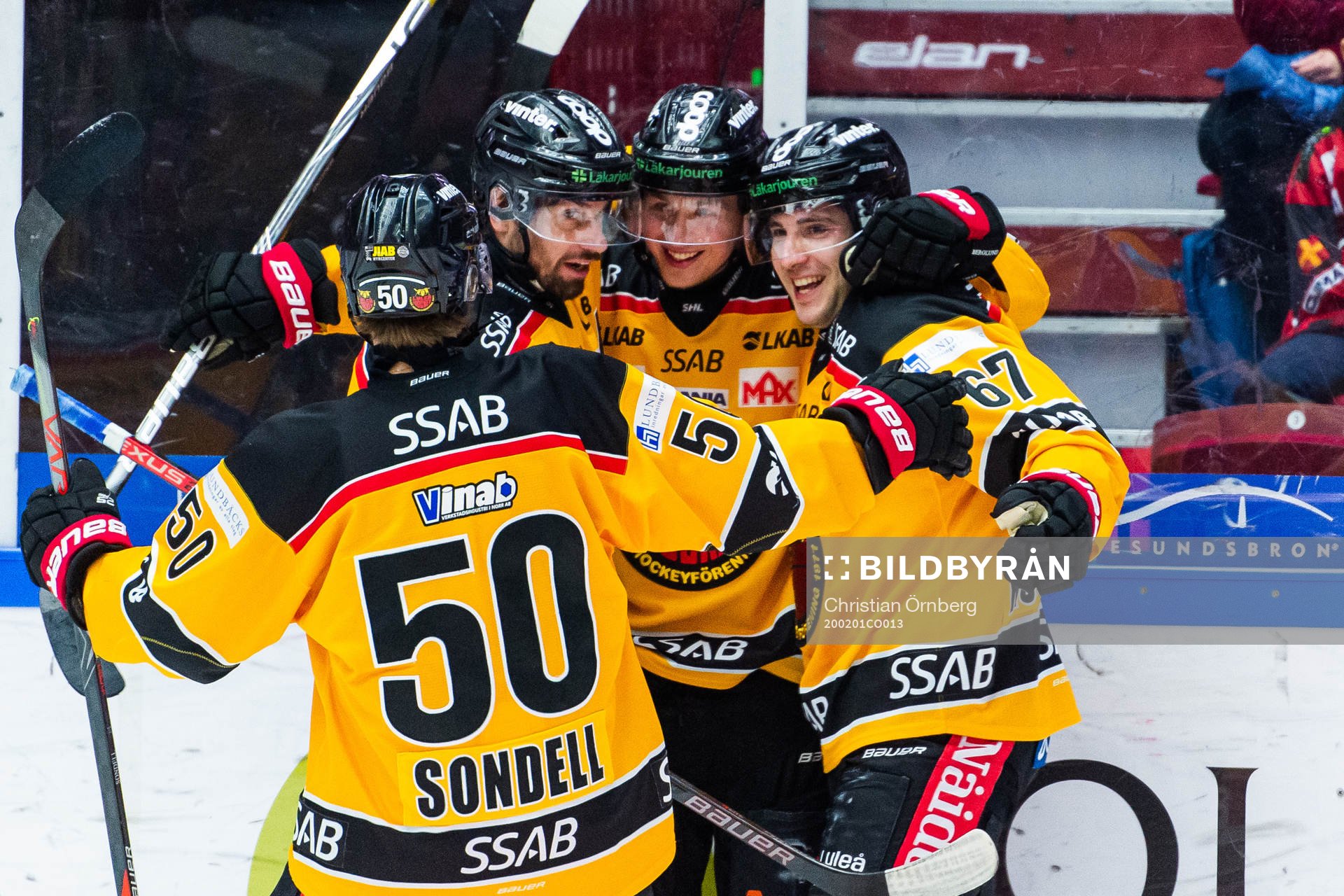 Luleås Jonas Berglund jublar med lagkamrater