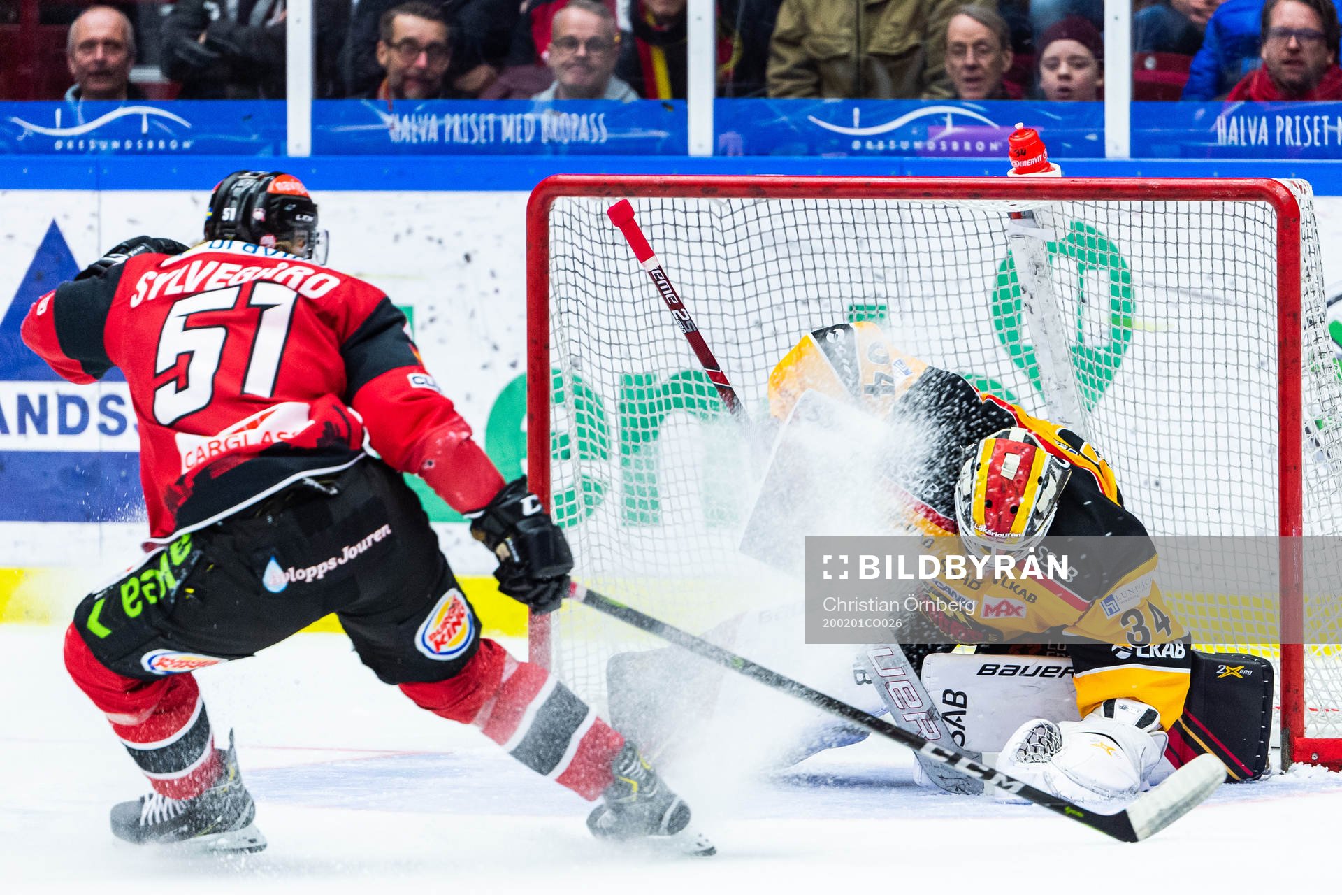 Malmö Redhawks Emil Sylvegård oroar framför Luleås
