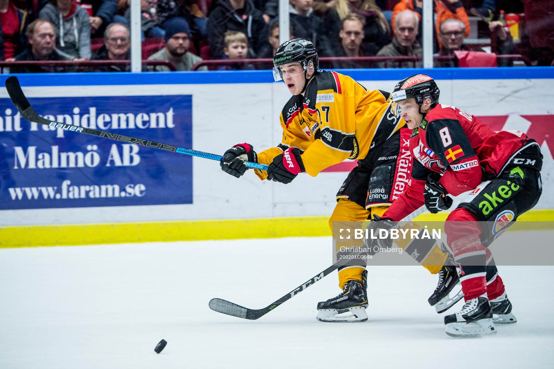 Luleås Nils Lundkvist och Malmö Redhawks Johan Olofsson