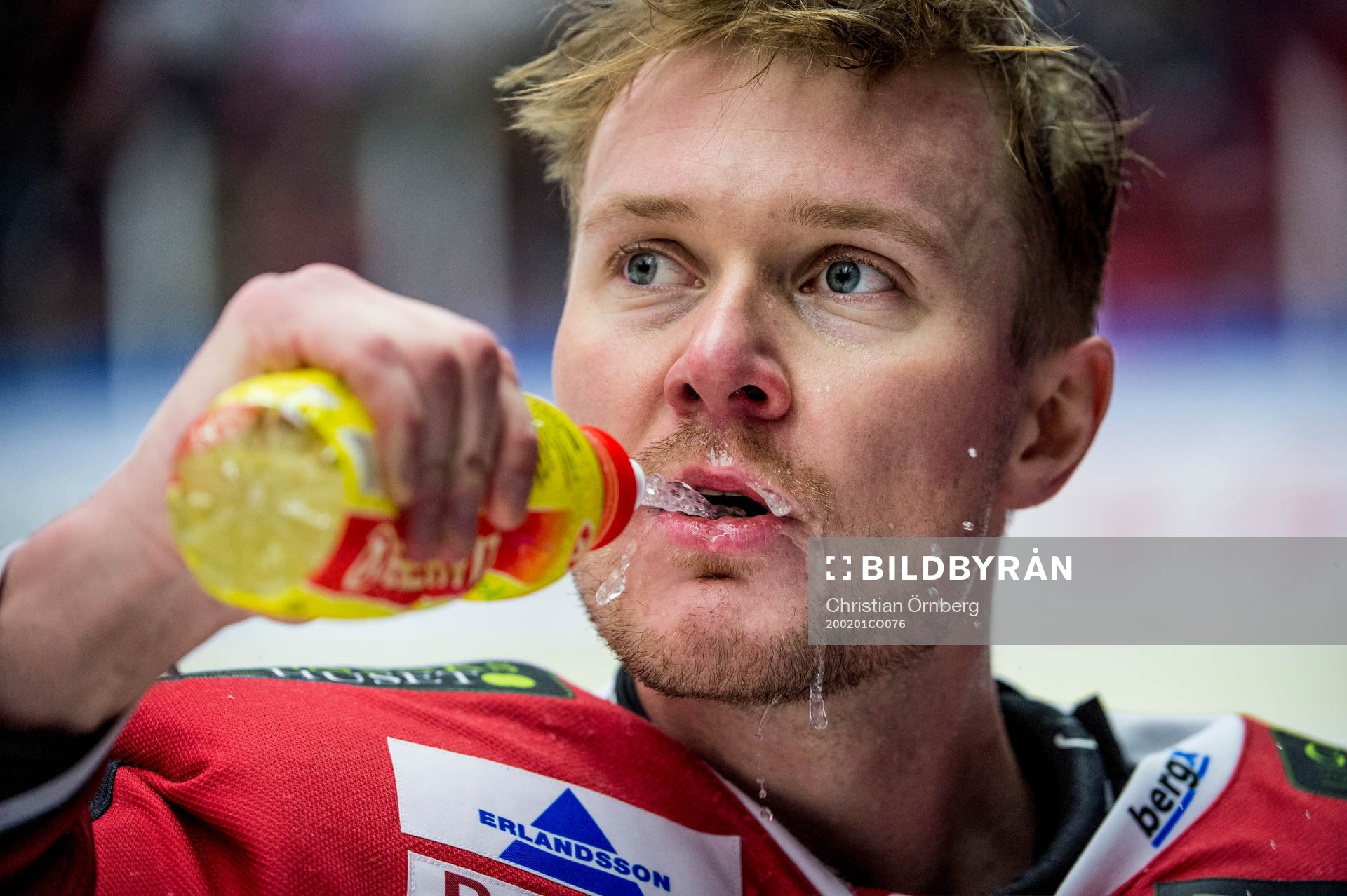 Malmö Redhawks målvakt Lars Volden dricker vatten