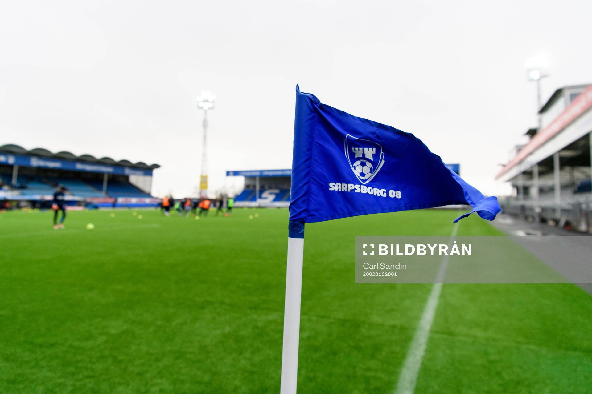 En hörnflagga med Sarpsborgs klubbmärke