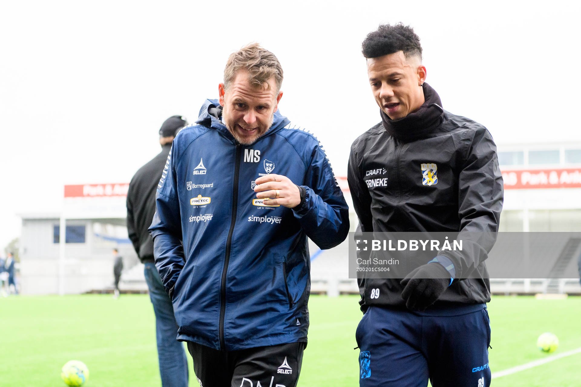 Sarpsborgs tränare Michael Stahre pratar med IFK