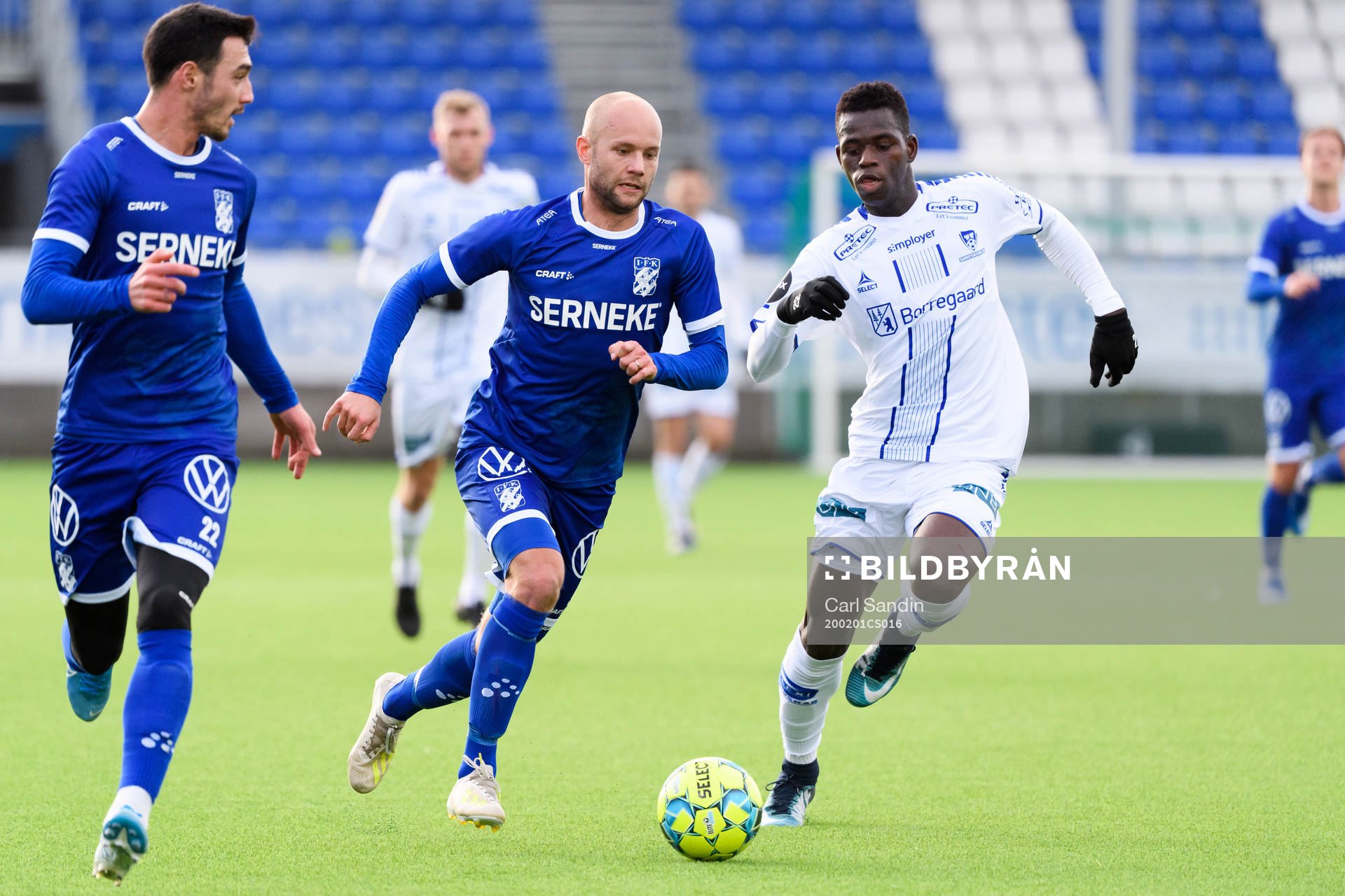IFK Göteborgs Robin Söder och Sarpsborgs Ismaila Coulibaly