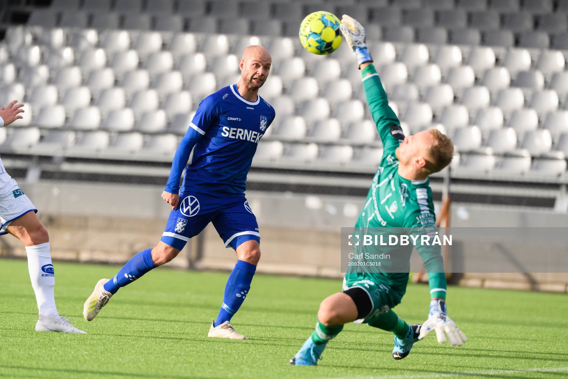 Sarpsborgs målvakt Aslak Falch räddar ett skott från IFK
