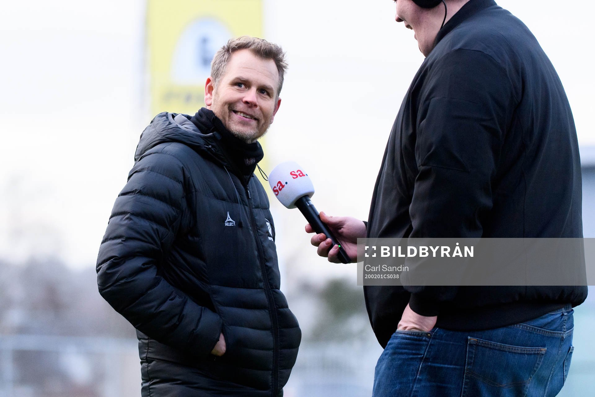 Sarpsborgs tränare Michael Stahre blir intervjuad