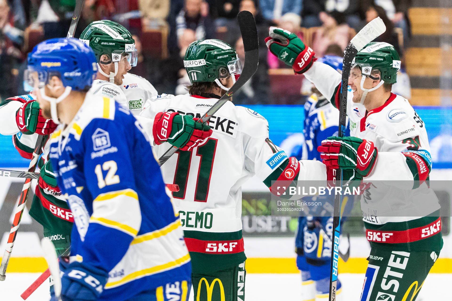 Frölundas Nicklas Lasu jublar med lagkamrater