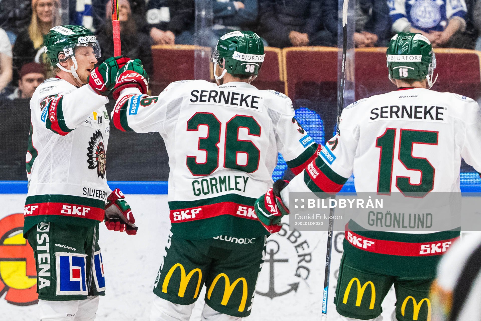 Frölundas Simon Hjalmarsson jublar med Brandon Gormley och