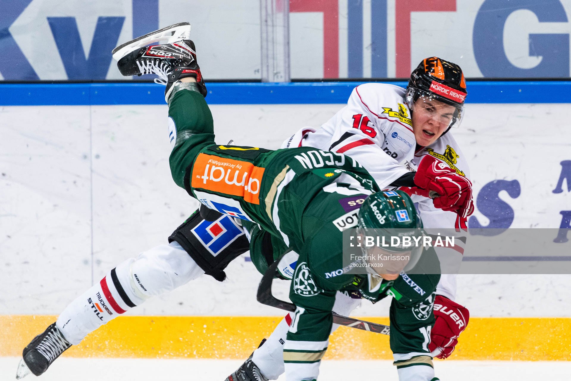 Färjestads Marcus Nilsson i kamp nmed Örebros Lukas Pilö
