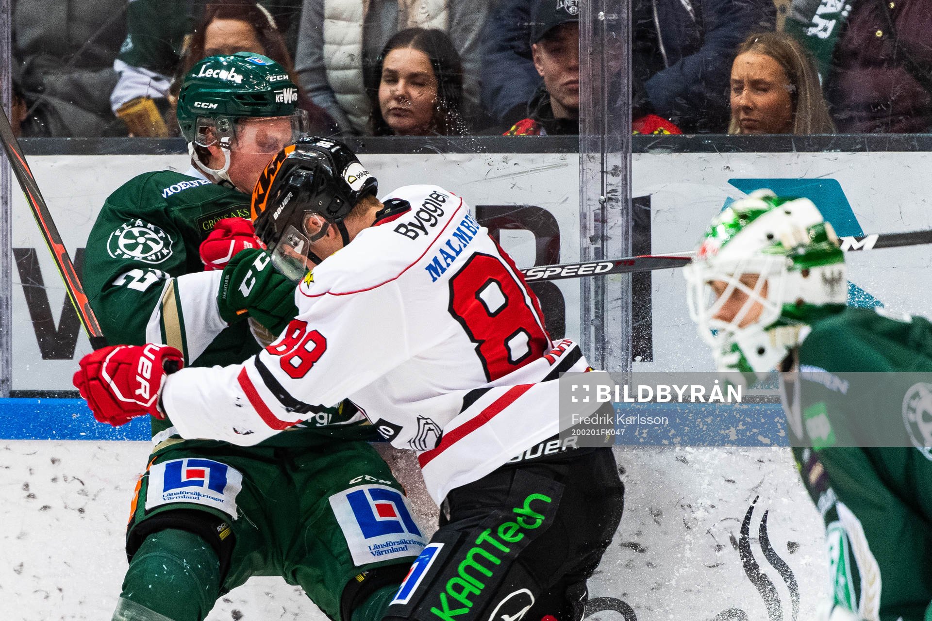 Färjestads Linus Arnesson och Örebros Joonas Rask
