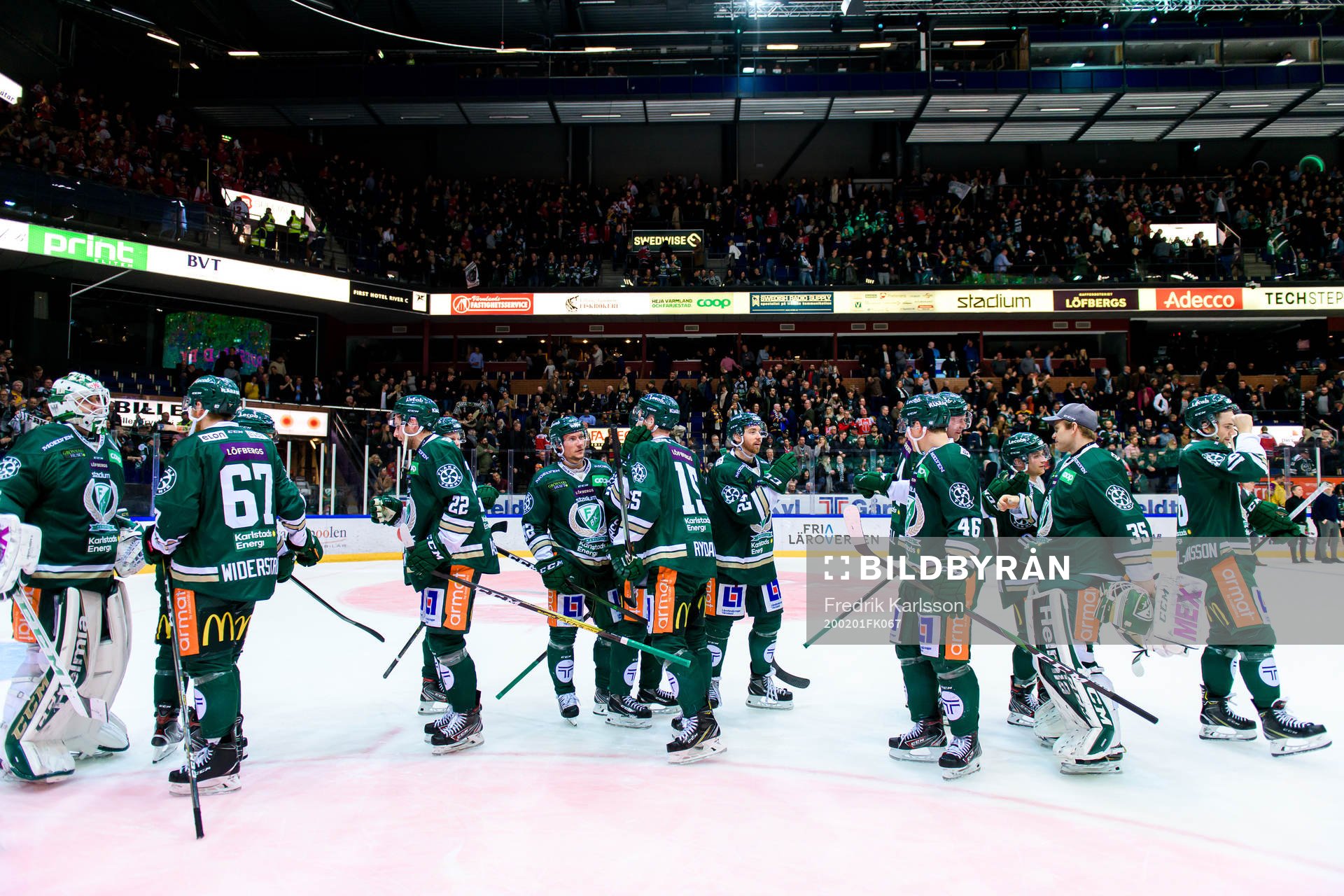 Färjestads spelare jublar tillsammans