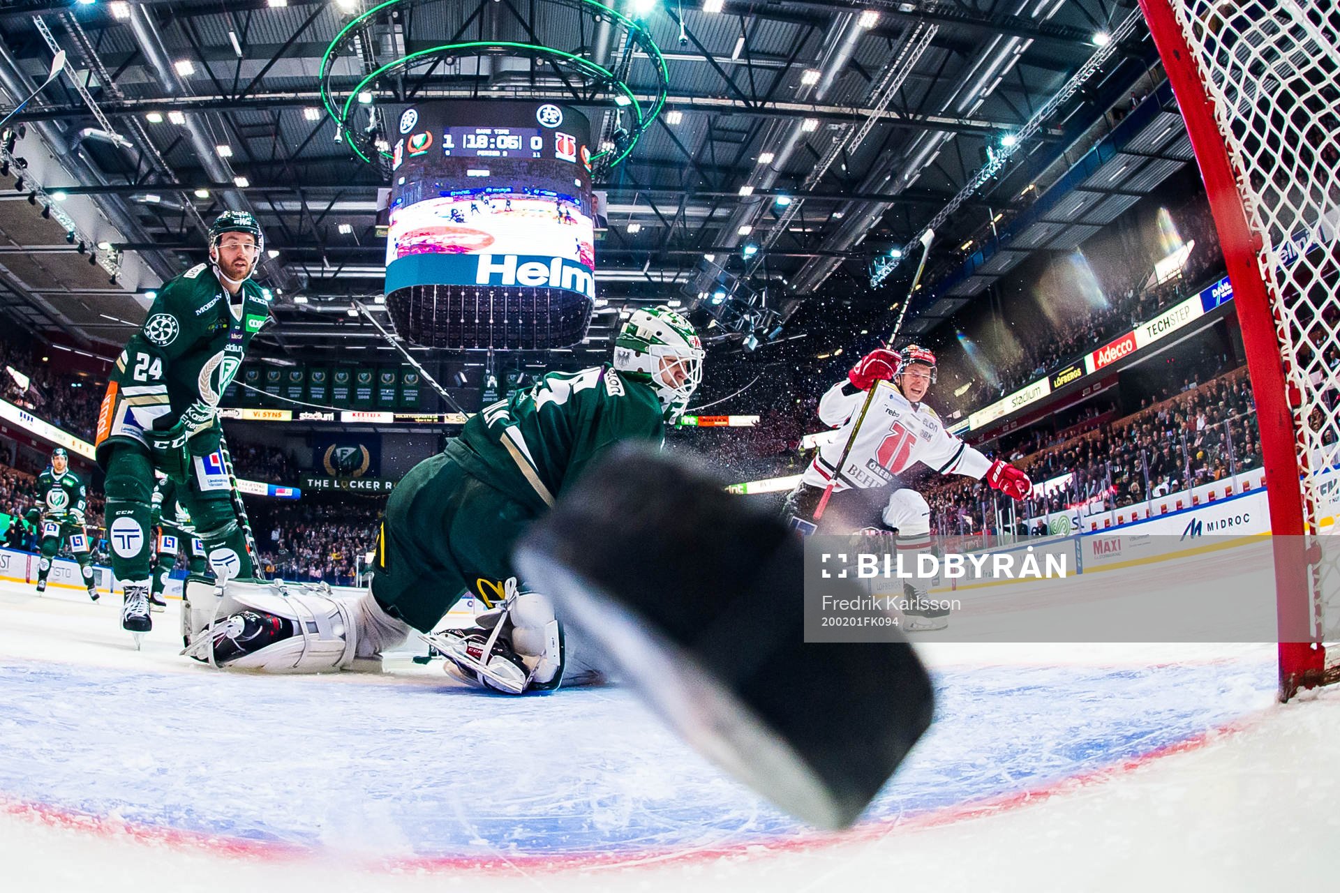 Färjestads Jonathon Blum och målvakt Arvid Holm ser på