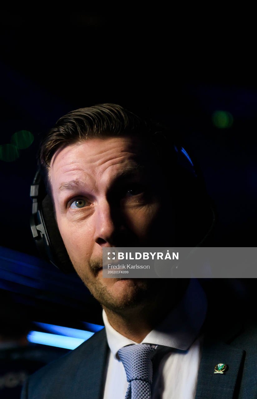 Färjestads huvudtränare Johan Pennerborn blir intervjuad