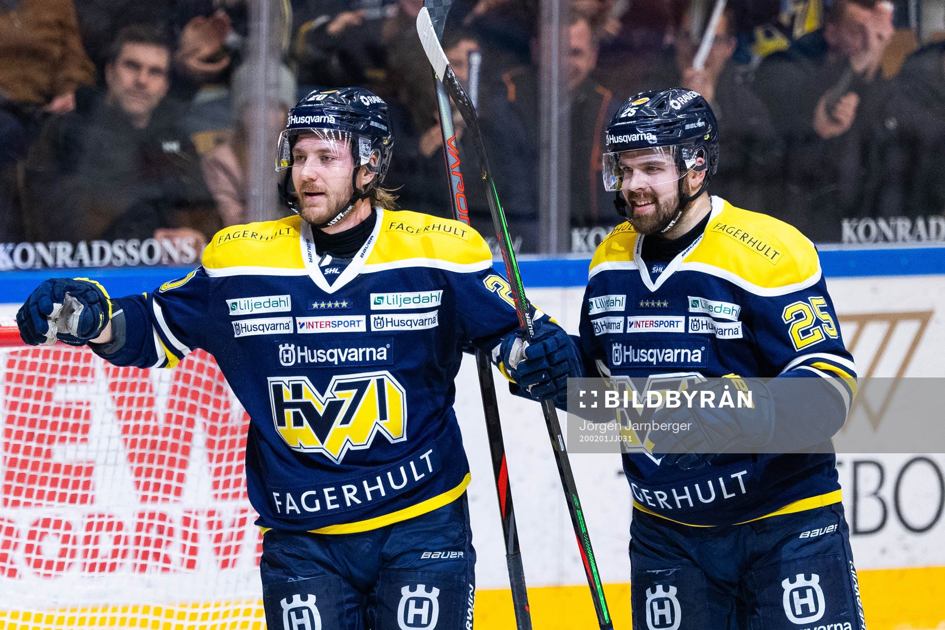 s Linus Sandin har gjort 3-0 och jublar med Axel Holmström