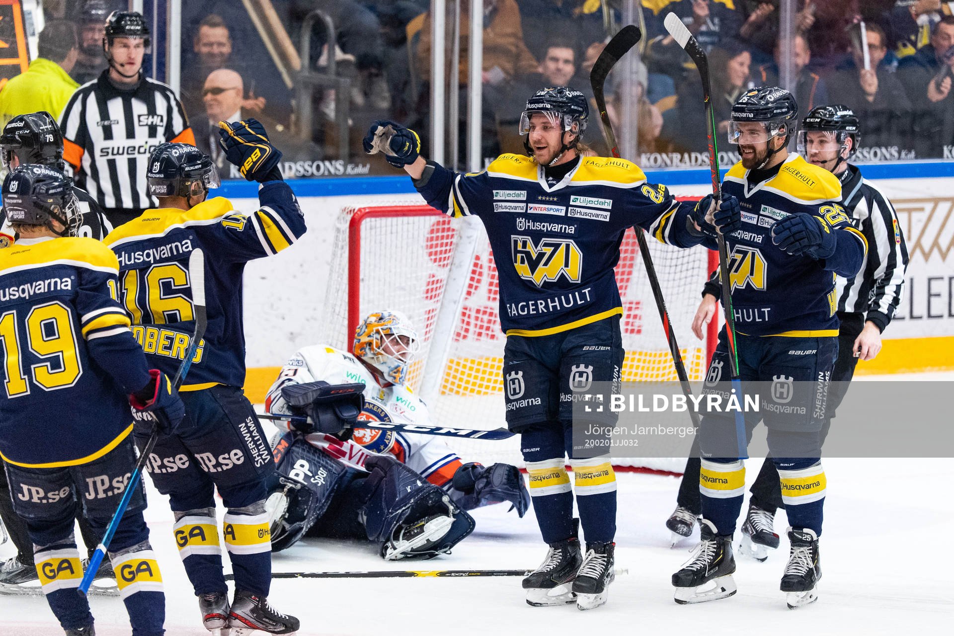 s Linus Sandin har gjort 3-0 och jublar med Axel Holmström