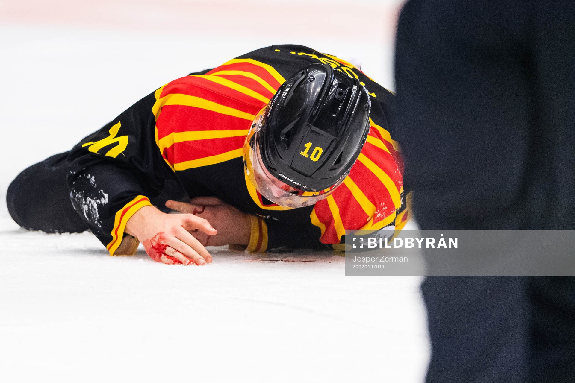 Brynäs Marcus Ersson blöder från ansiktet