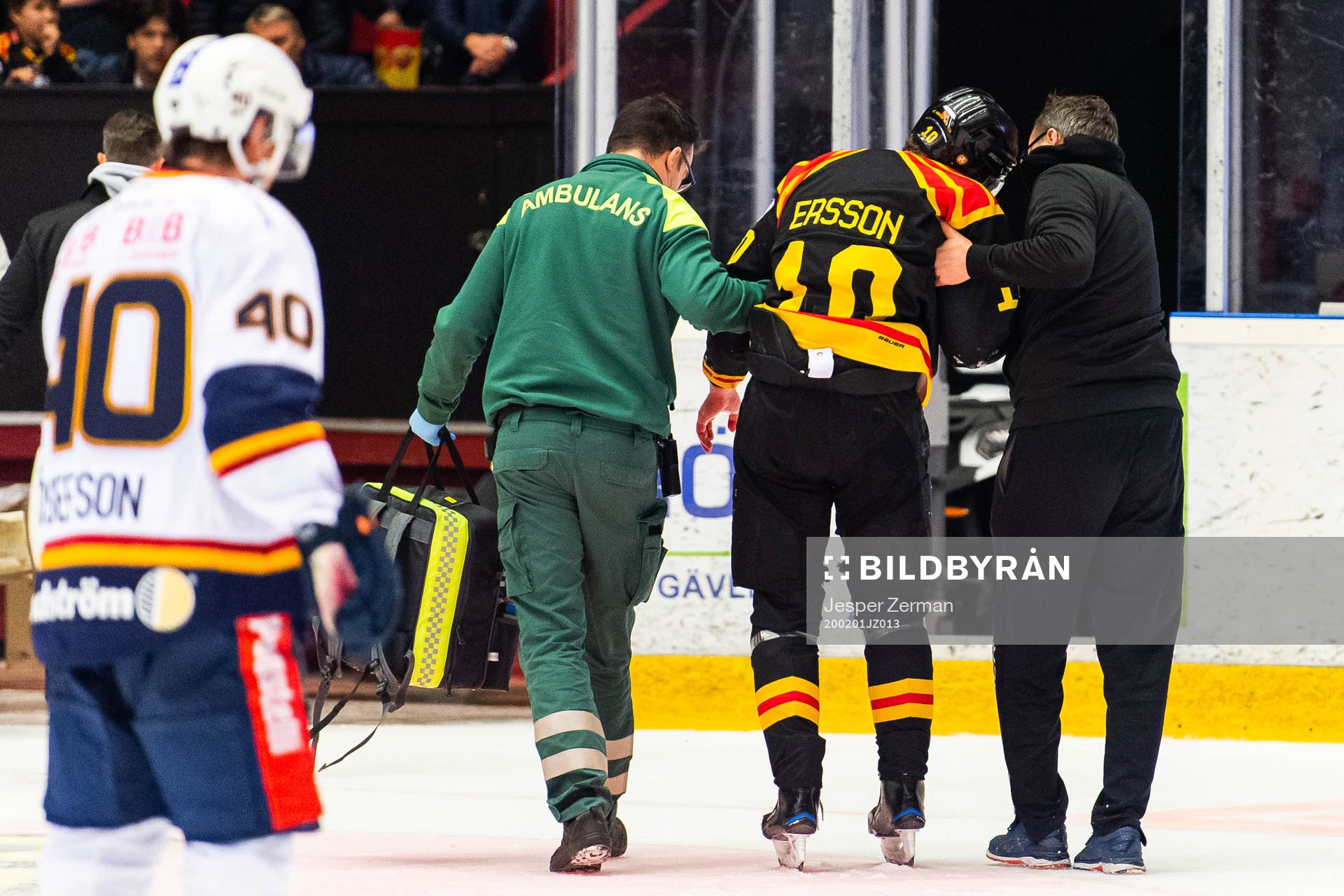 Brynäs Marcus Ersson blöder från ansiktet och leds av
