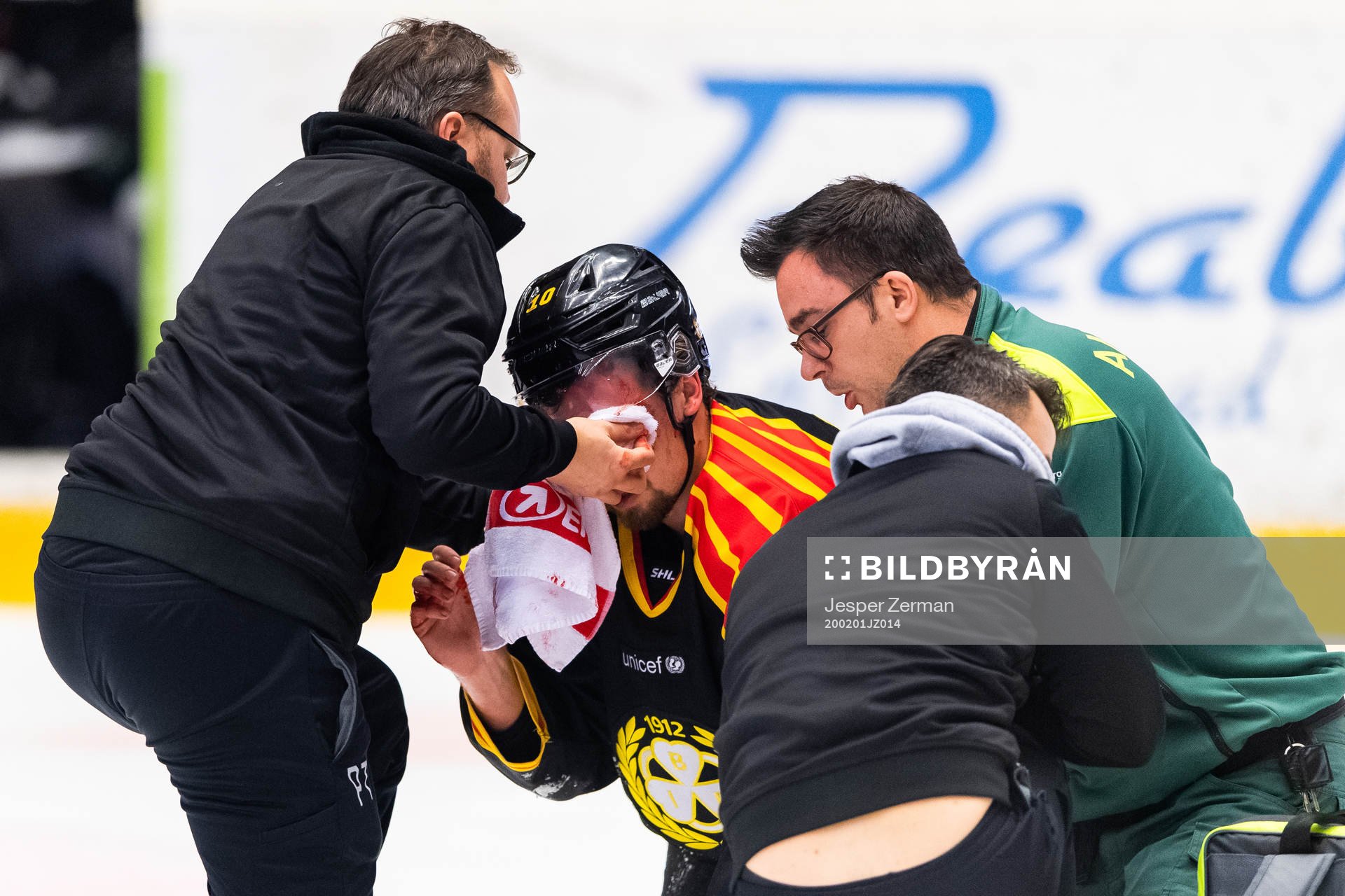 Brynäs Marcus Ersson blöder från ansiktet och får vård