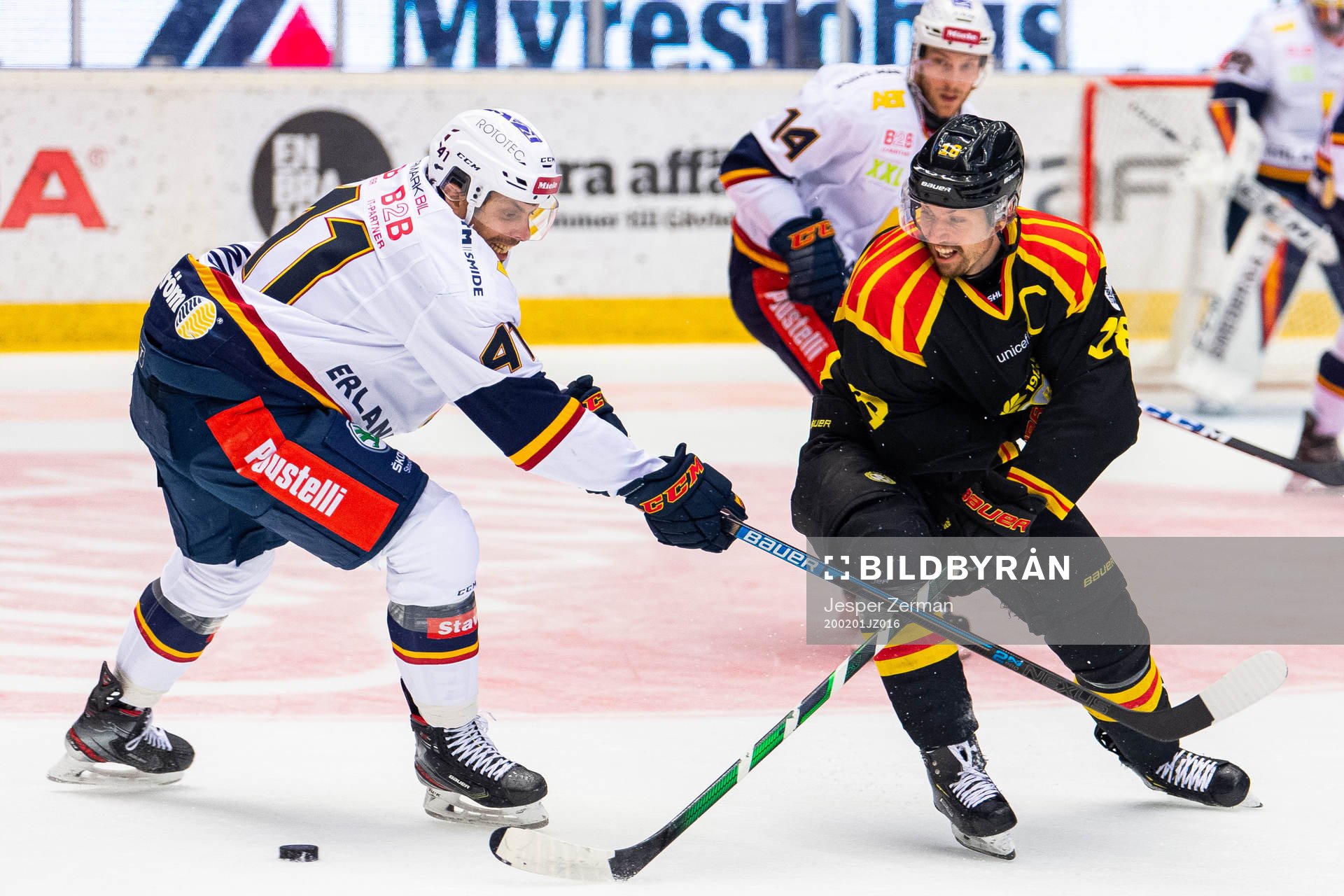 Djurgårdens Daniel Widing och Brynäs Anton Rödin i kamp