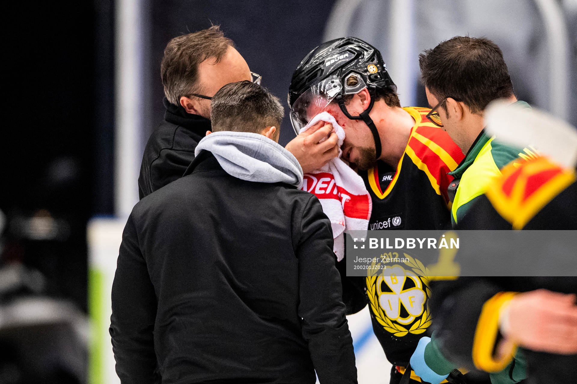 Brynäs Marcus Ersson blöder från ansiktet