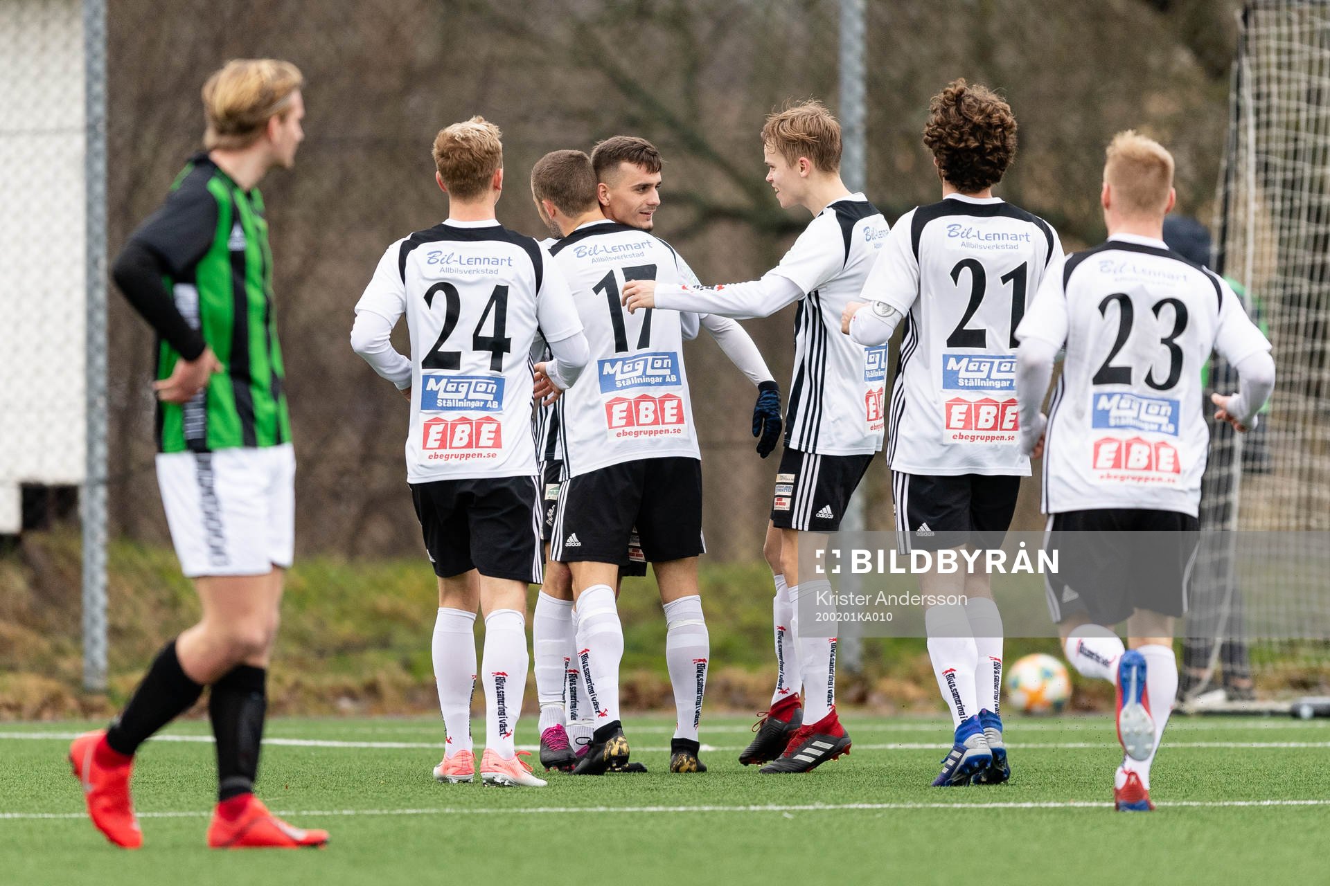 Lindomes spelare jublar efter 1-0 av Ajdin Zeljkovic under träningsmatchen i fotboll mellan Lindome och GAIS den 1 februari 2020 i Göteborg.