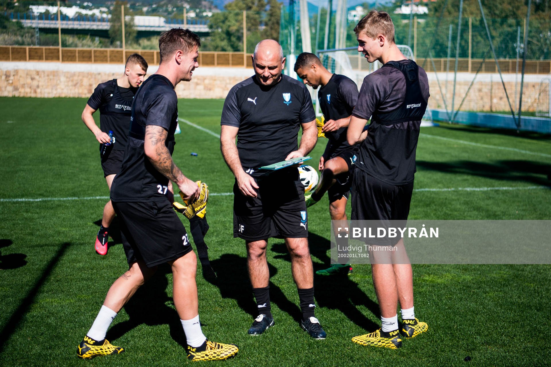 Målvaktstränar Jonnie Fedel instruerar målvakt Johan