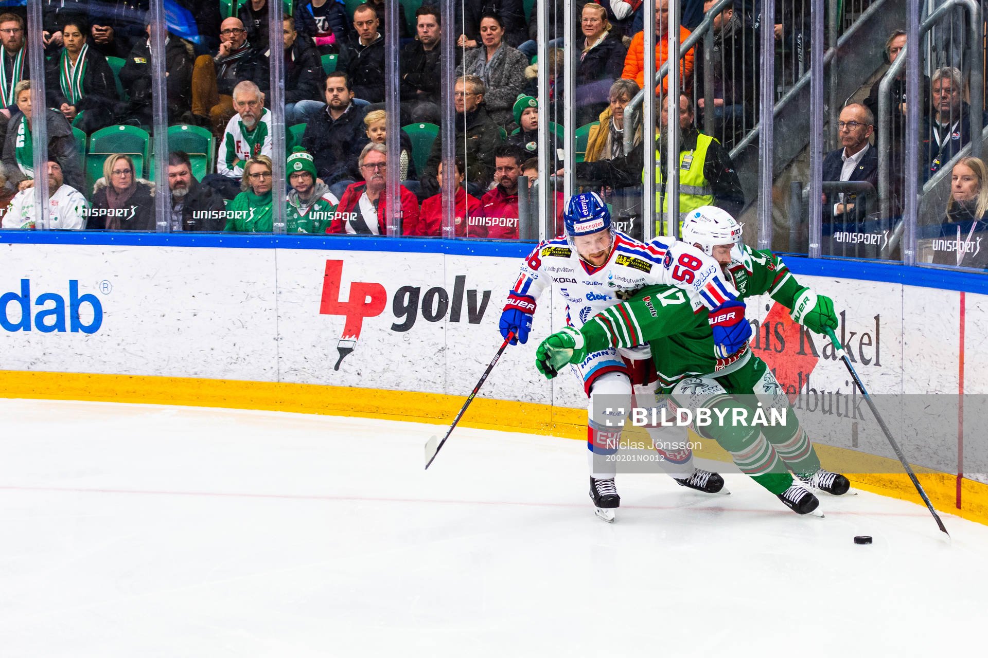 Oskarshamns Oskar Nilsson och Rögles Taylor Matson i kamp
