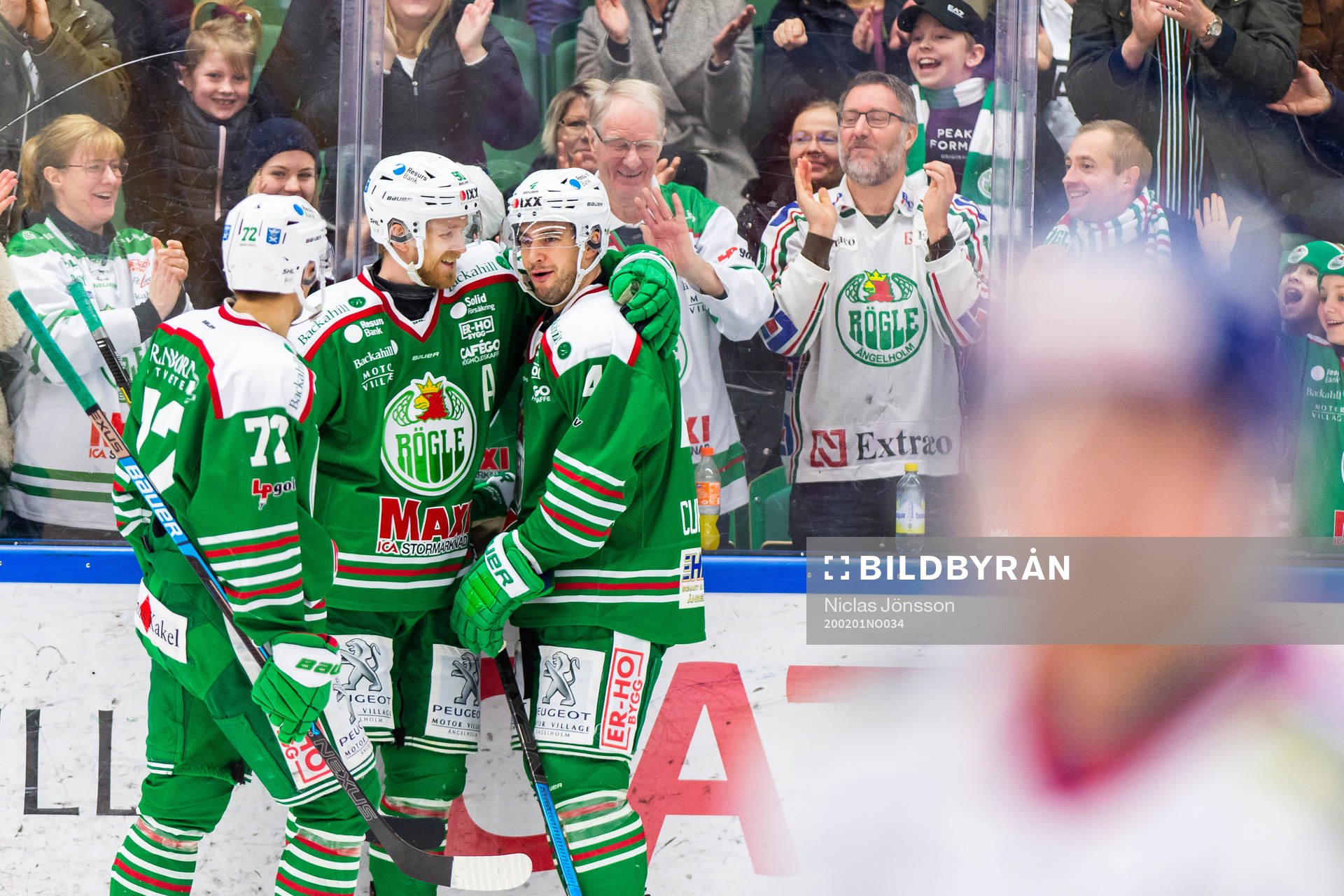 Rögles Daniel Zaar och Ted Brithén jublar med Kodie Curran