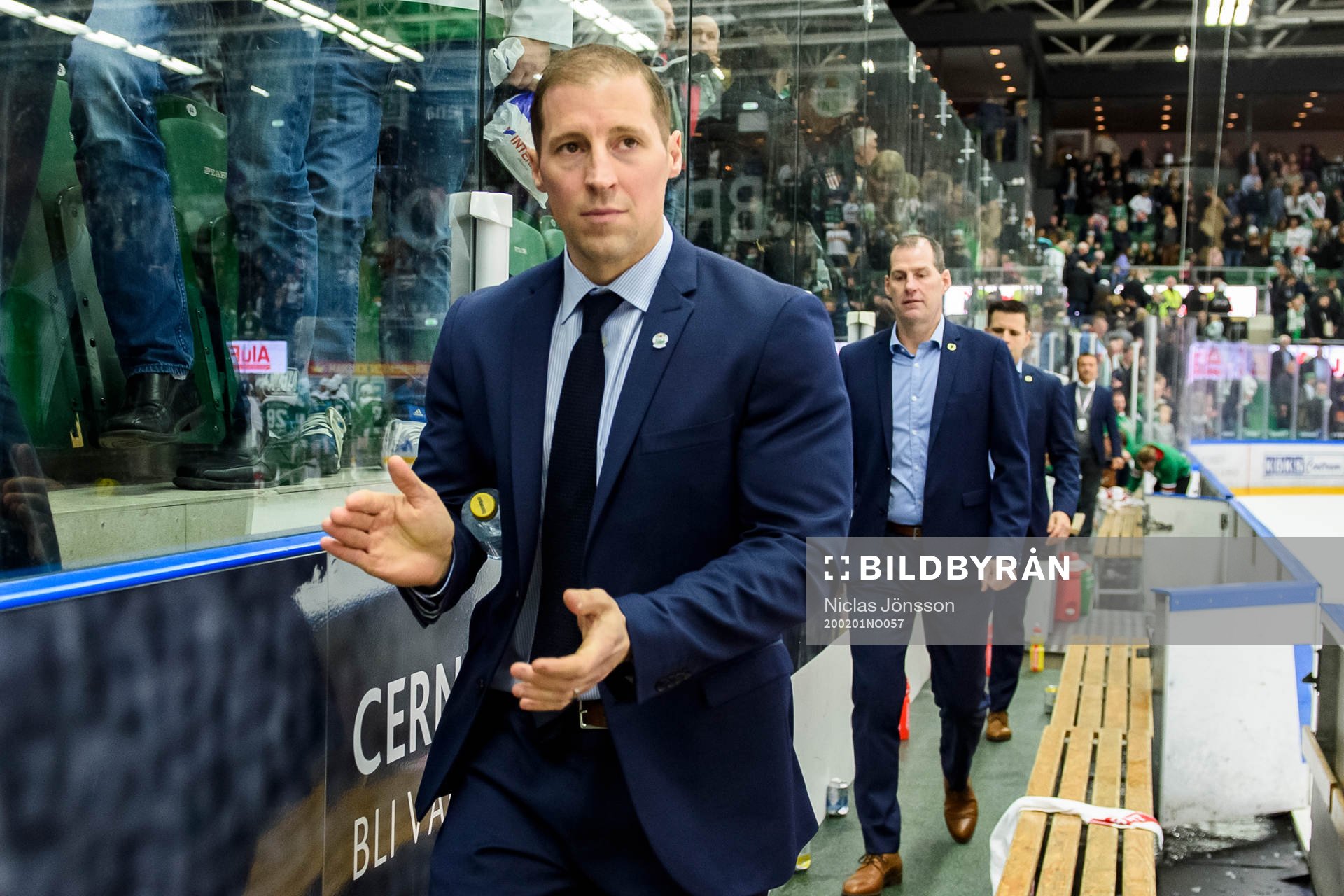 Rögles tränare Cam Abbott jublar