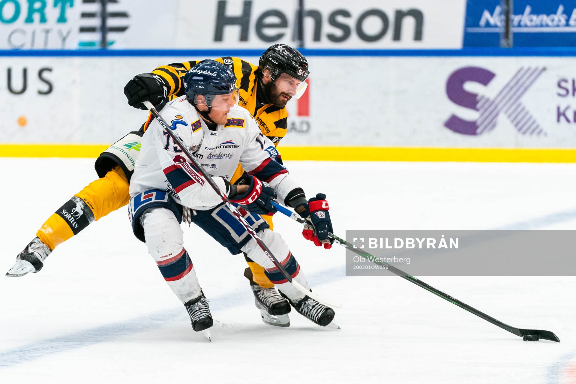 Skellefteås Tom Pyatt och Linköpings Patrik Lundh i kamp