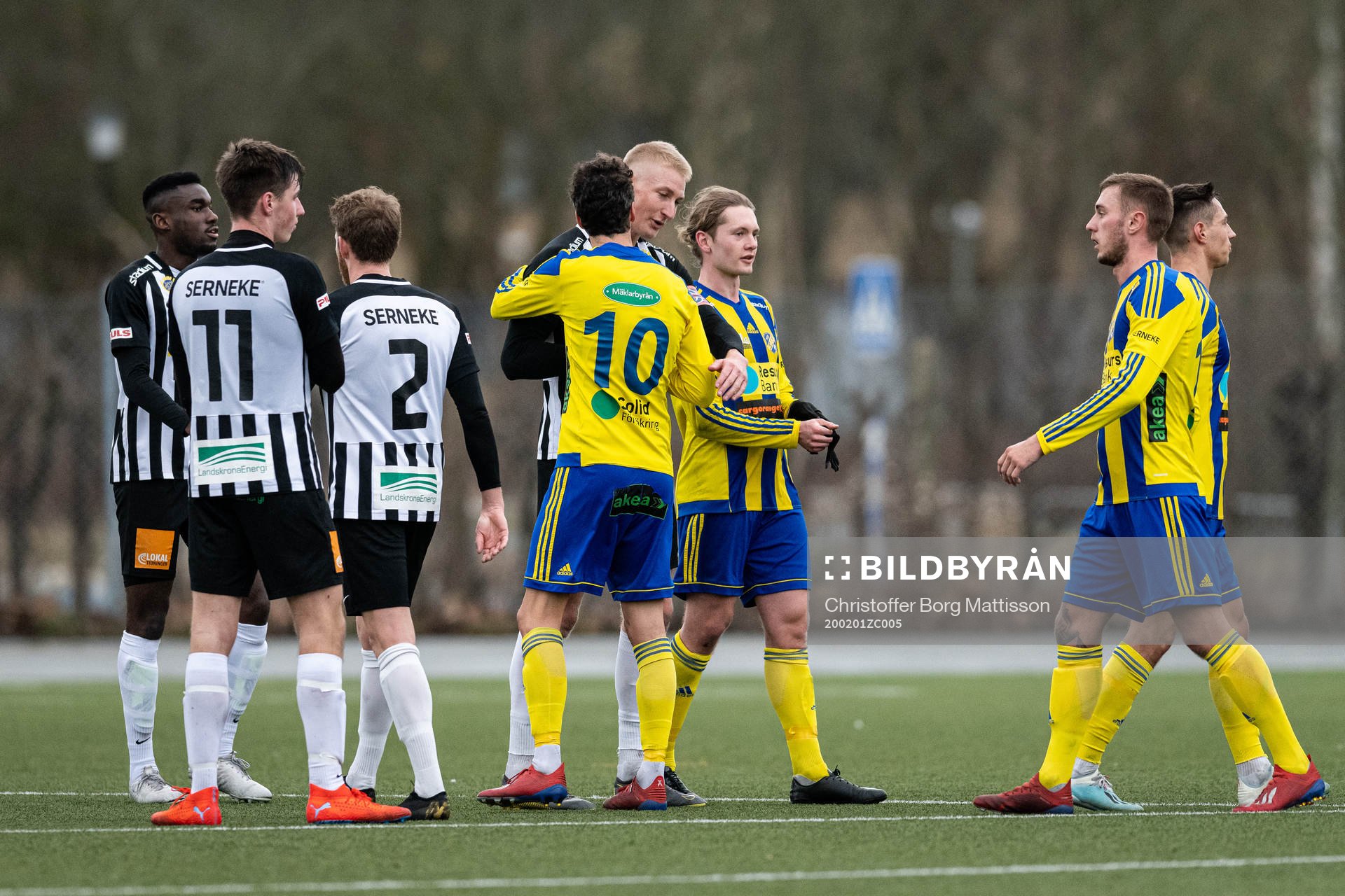 Landskronas och Eskilsminnes spelare tackar varandra