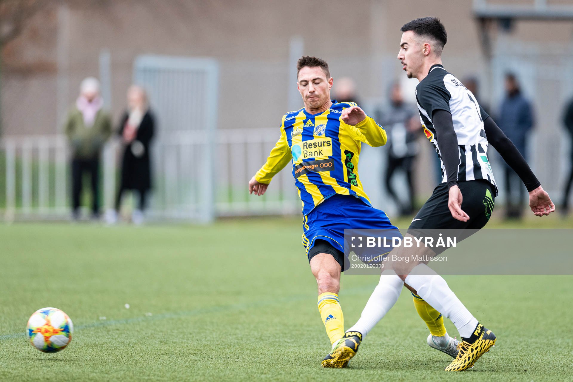 Eskilsminnes Fredrik Widlund tacklar Landskronas Luka