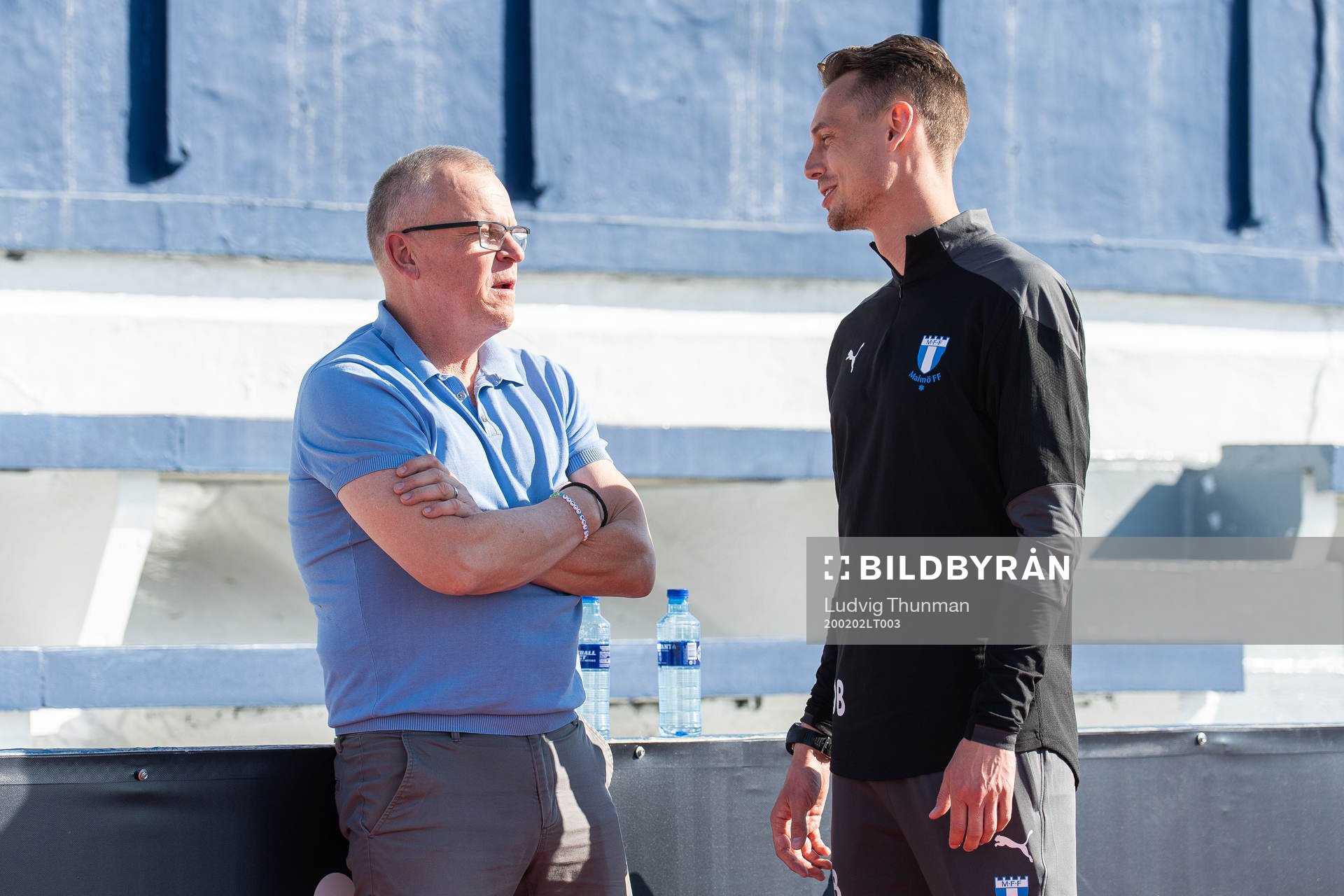 Janne Andersson, head coach of Sweden talking to Daniel