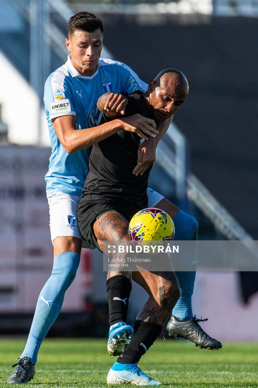 Anel Ahmedhodzic of Malmö FF and Ari of Krasnodar compete
