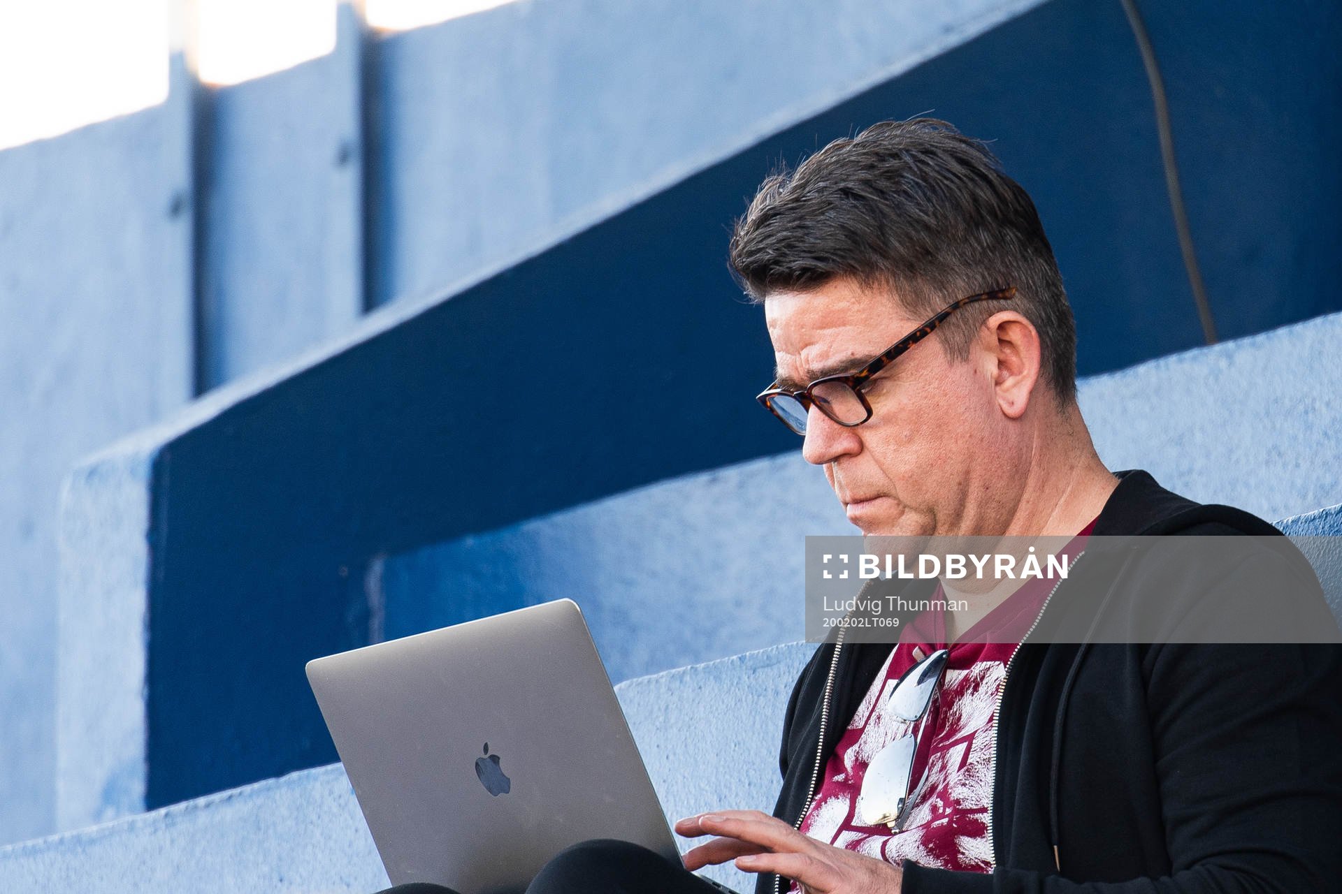 Patrick Ekwall, news reporter Fotboll Direkt, in the stands