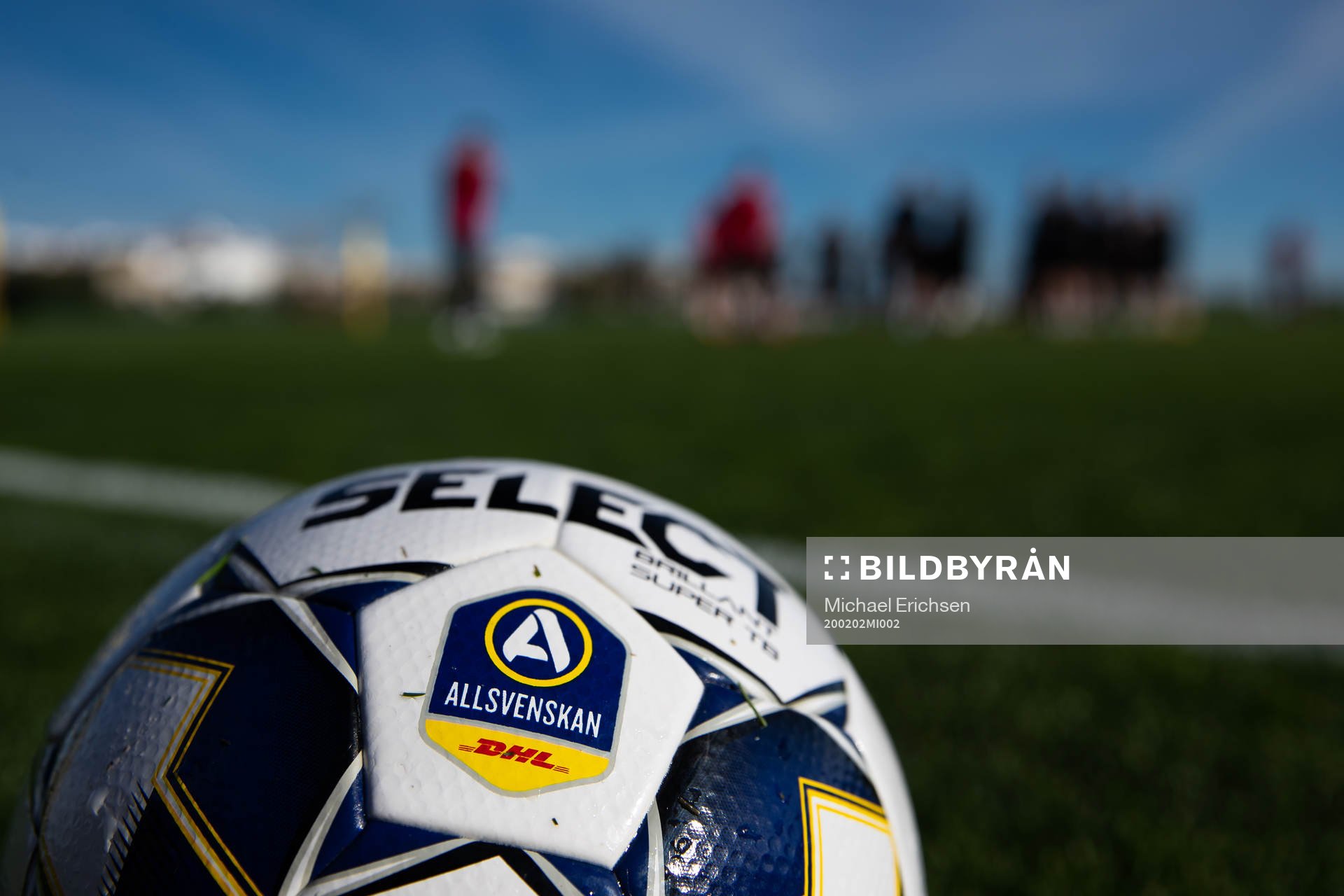 En fotboll vid sidan av planen