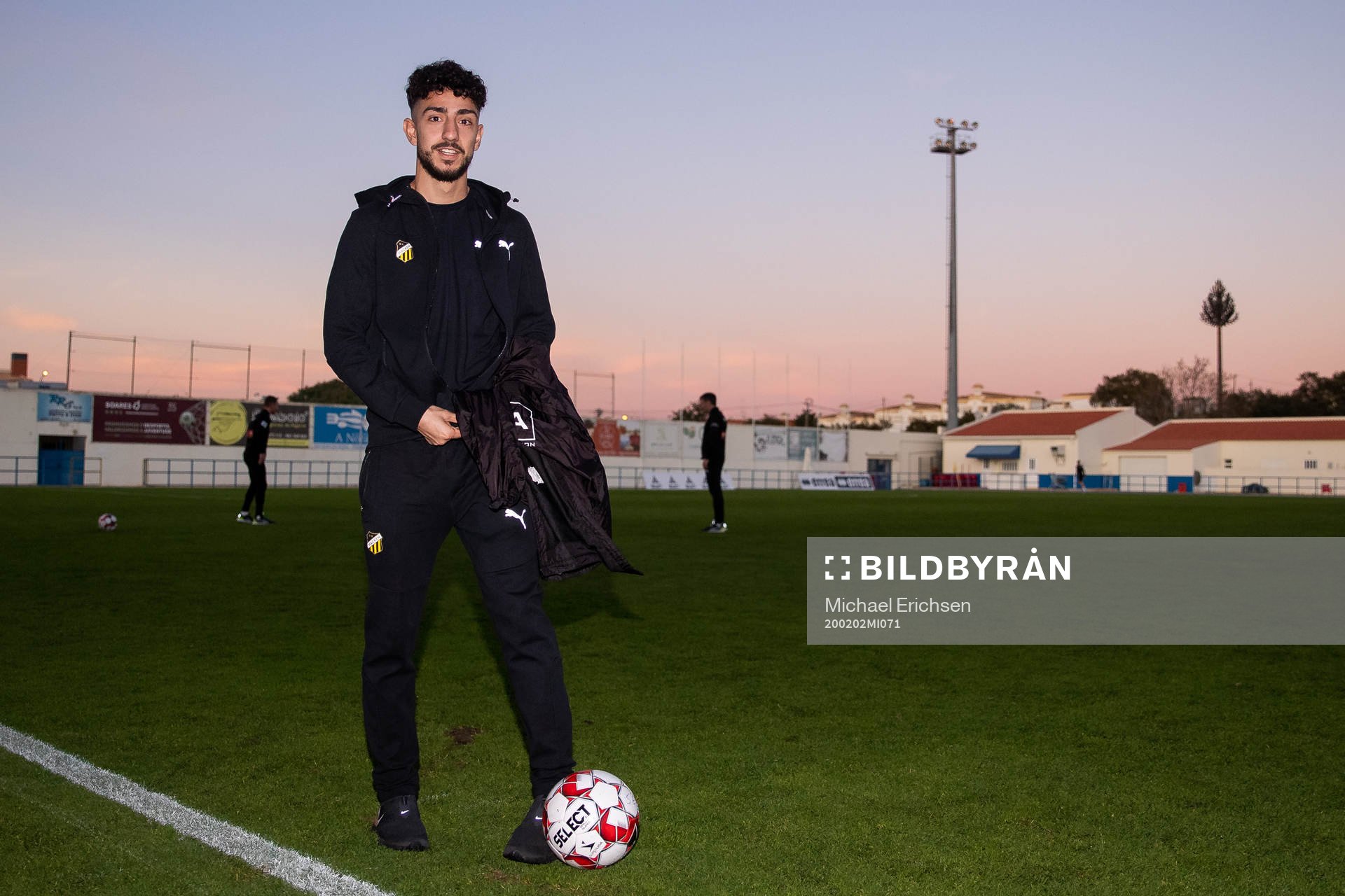 Häckens Daleho Irandust innan fotbollsmatchen i Atlantic