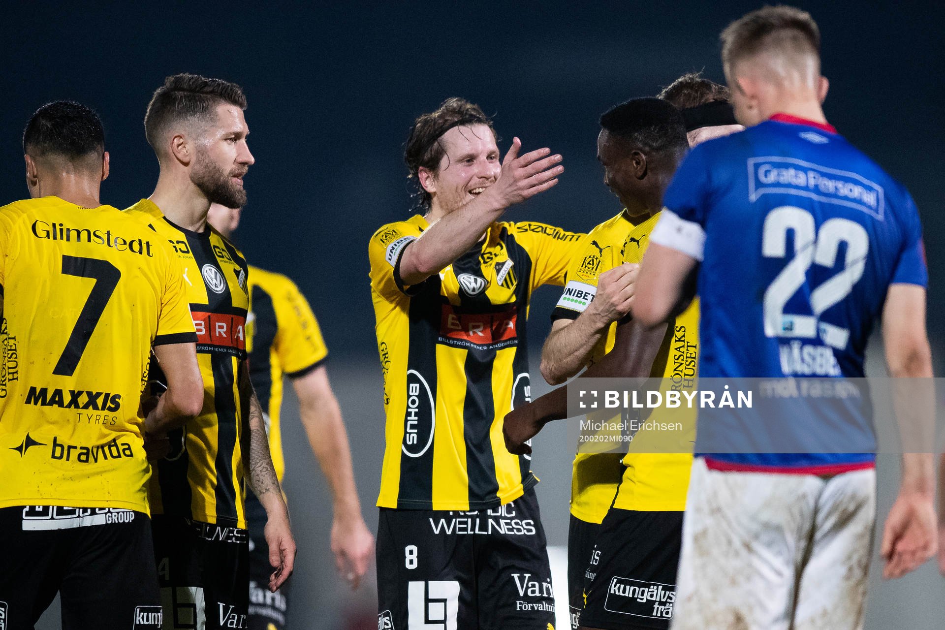 Häckens Godswill Ekpolo jublar med lagkamrater