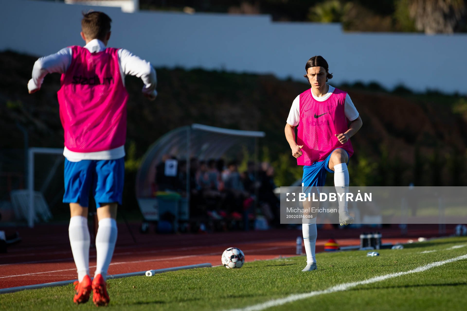 Jonathan Levi of Norrköping warms up