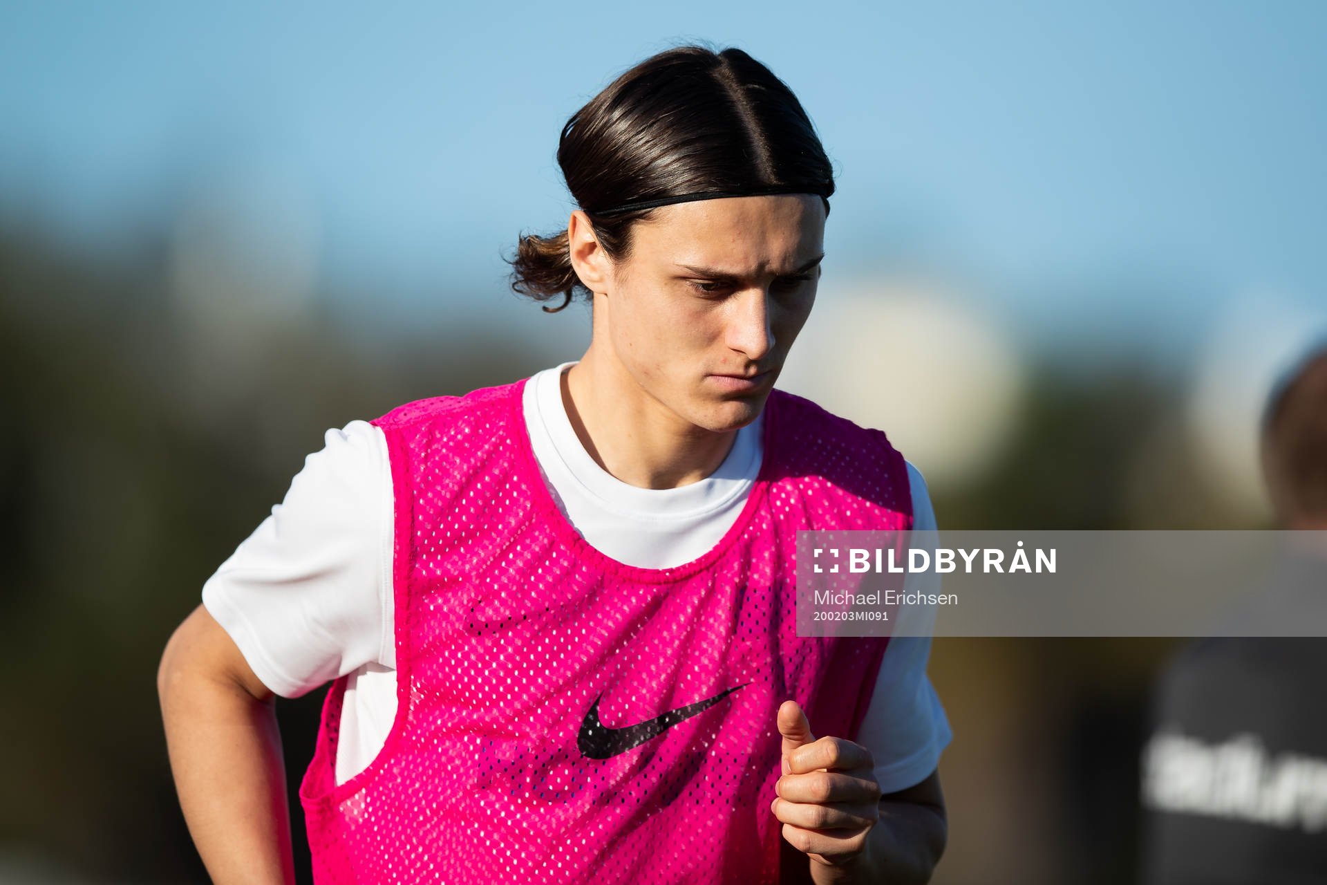Jonathan Levi of Norrköping warms up