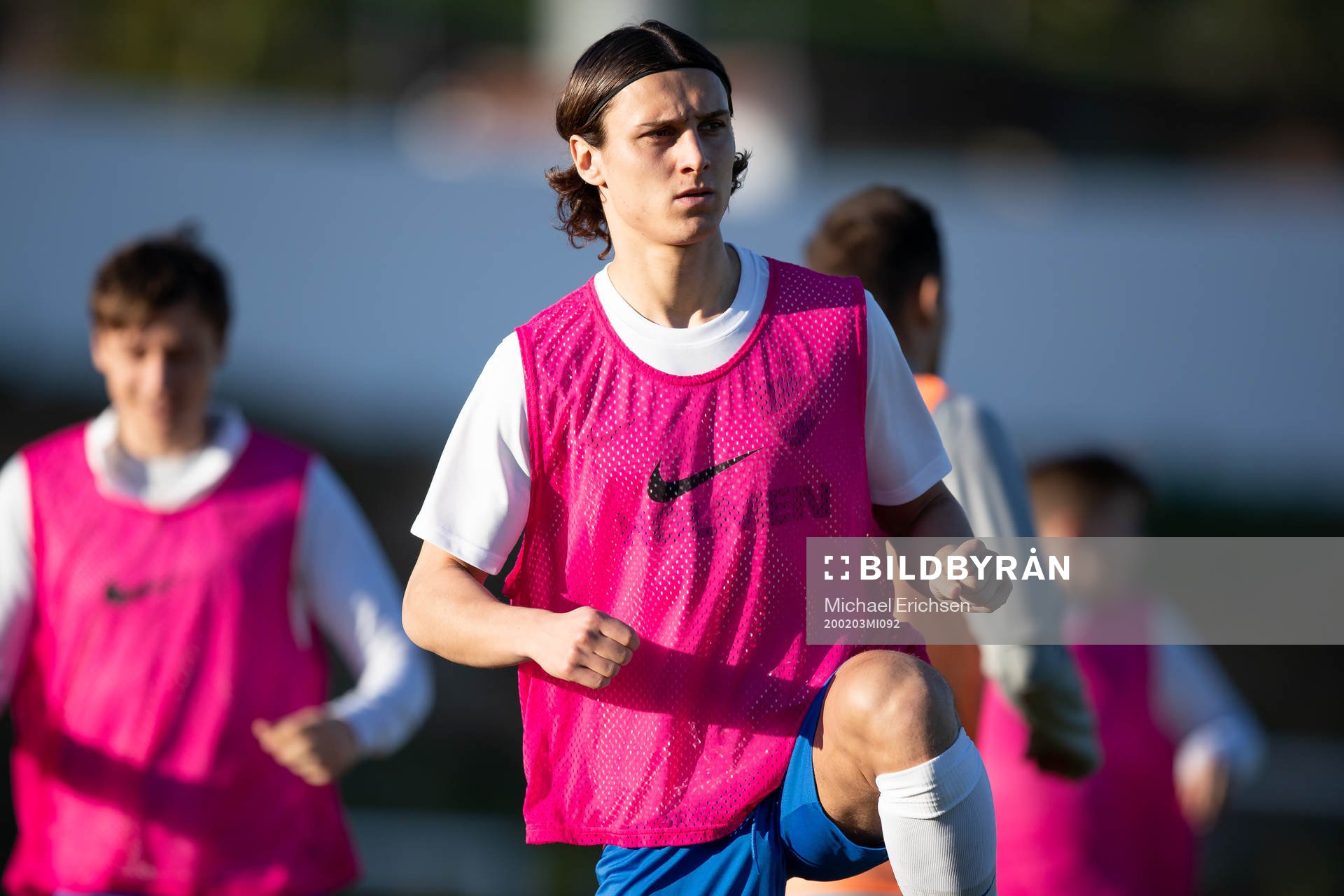 Jonathan Levi of Norrköping warms up