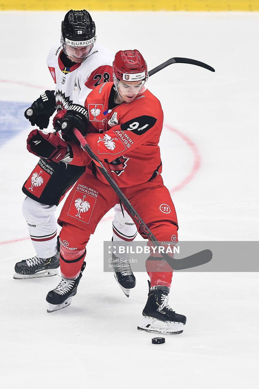 Johan Sundström of Frölunda and Jordann Perret of