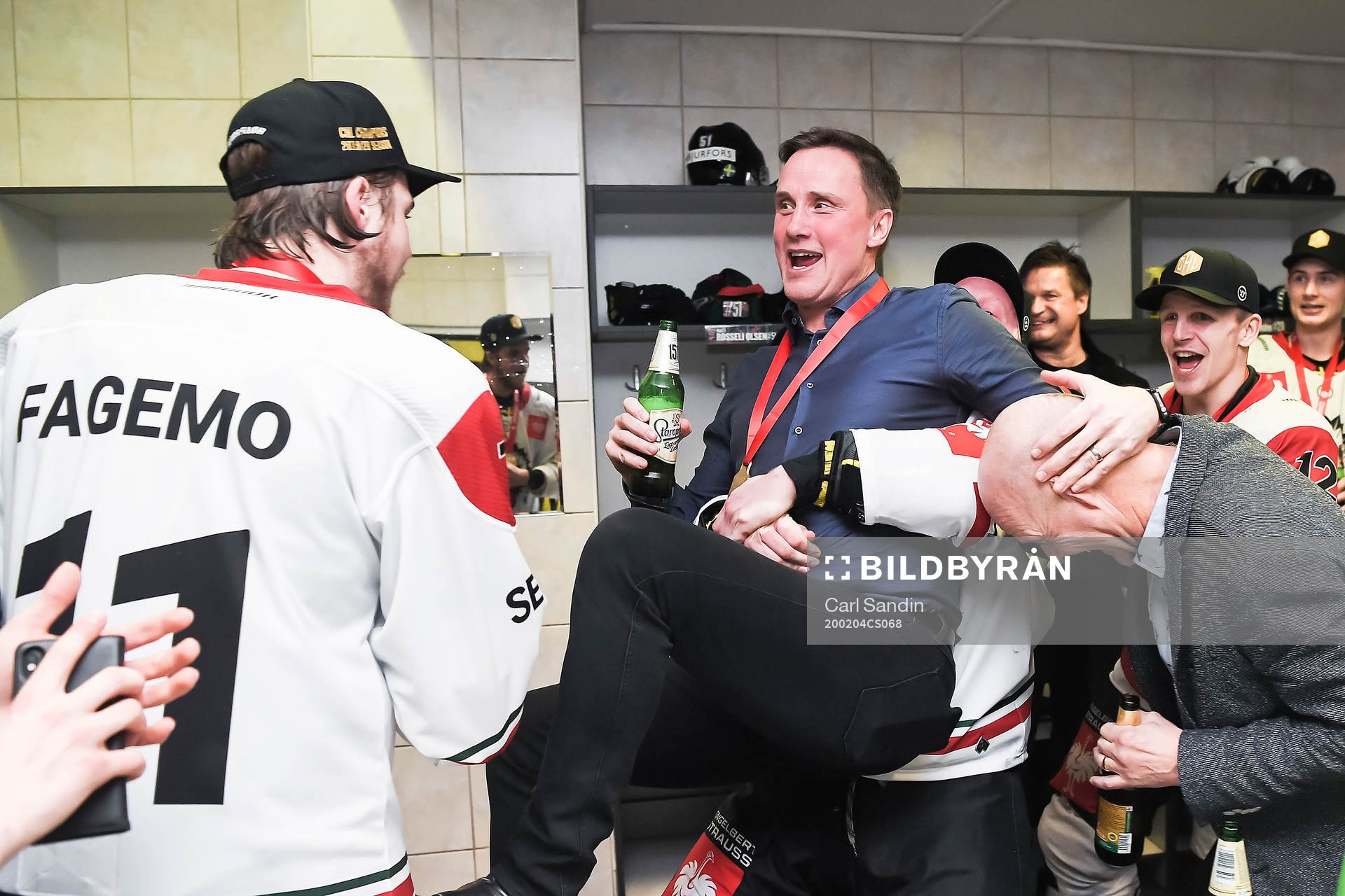 head coach Roger Rönnberg  of Frölunda celebrates