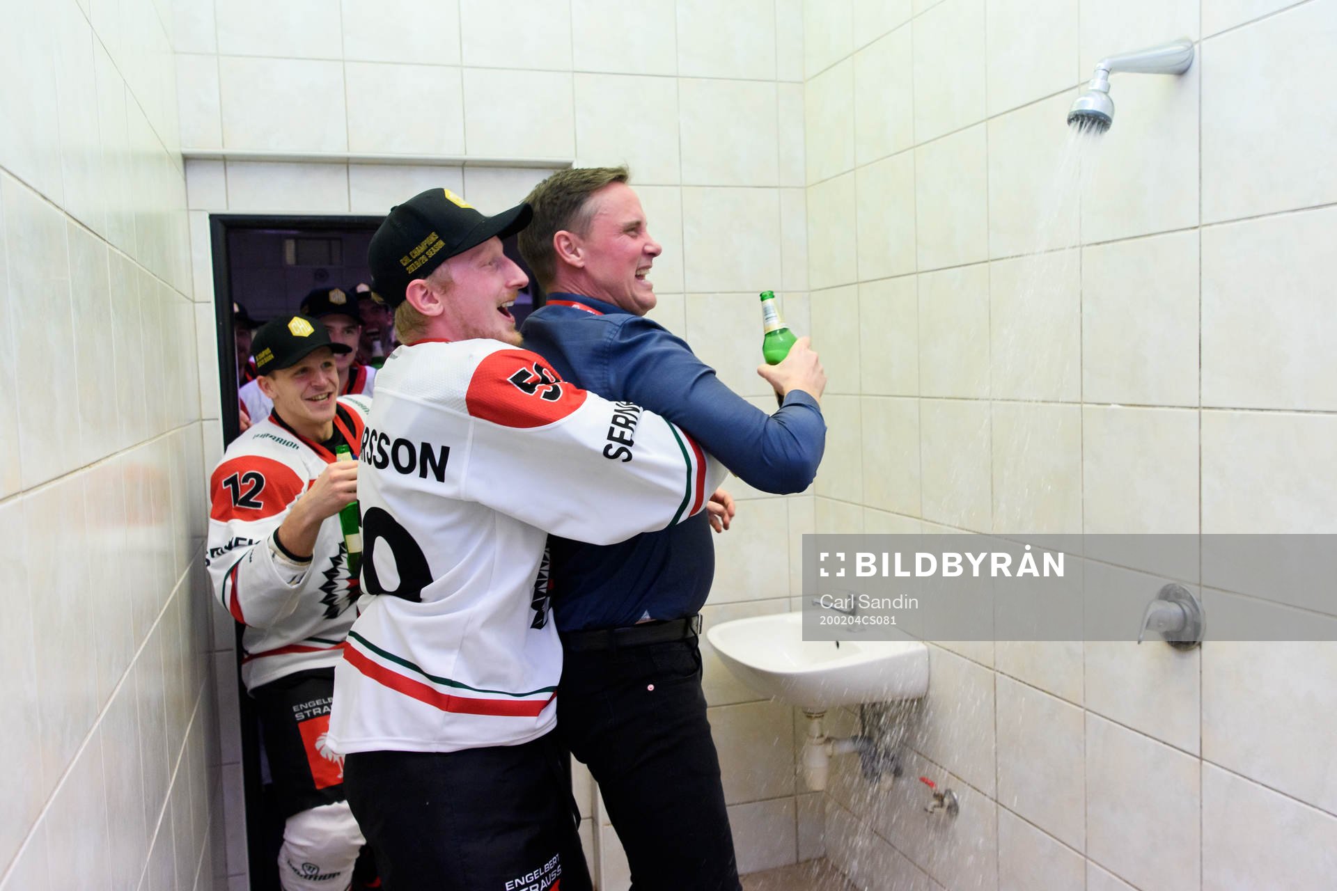 Head coach Roger Rönnberg and Simon Hjalmarsson celebrates