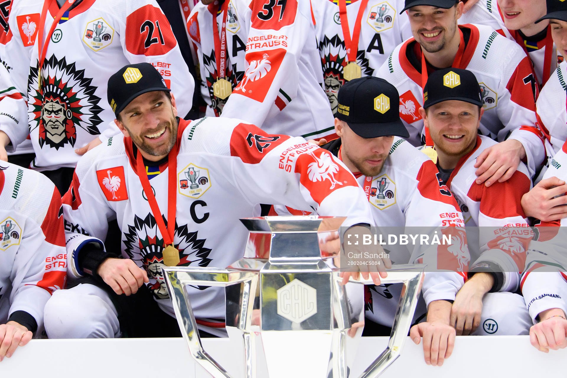 Joel Lundqvist and Ryan Lasch of Frölunda celebrate